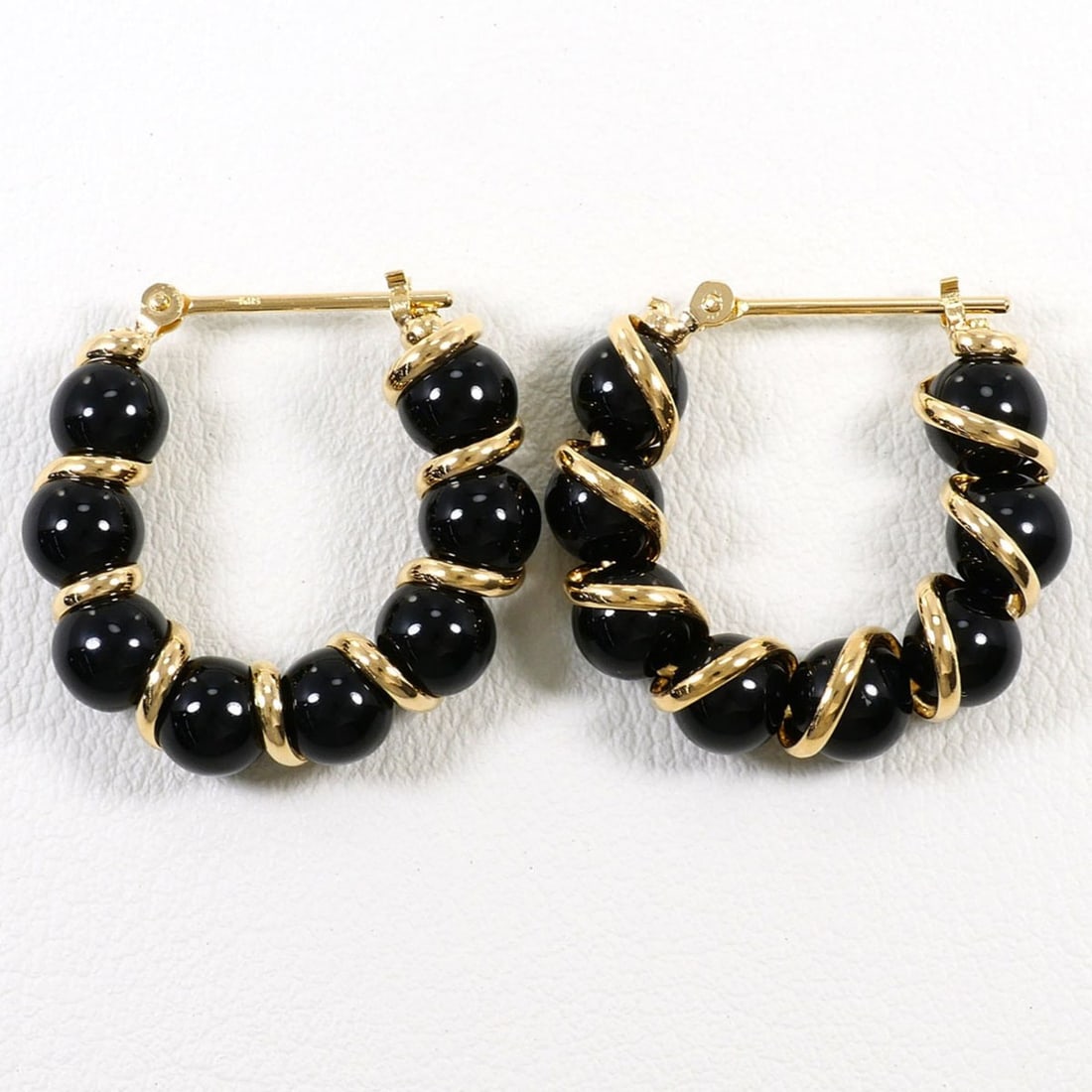 18K (18-karat) Yellow Gold (YG) Earrings with Onyx, Total Weight 5.9g, Jewelry: --- Catalog ---Category: SizeWeight: 5.9g / 0.2oz.Category: DesignType: Hoop earringsColor: Yellow goldMetal: GoldStone: OnyxGender: WomenMaterial: Yellow gold (18K)Metal Purity: 18KCategory: GeneralB
