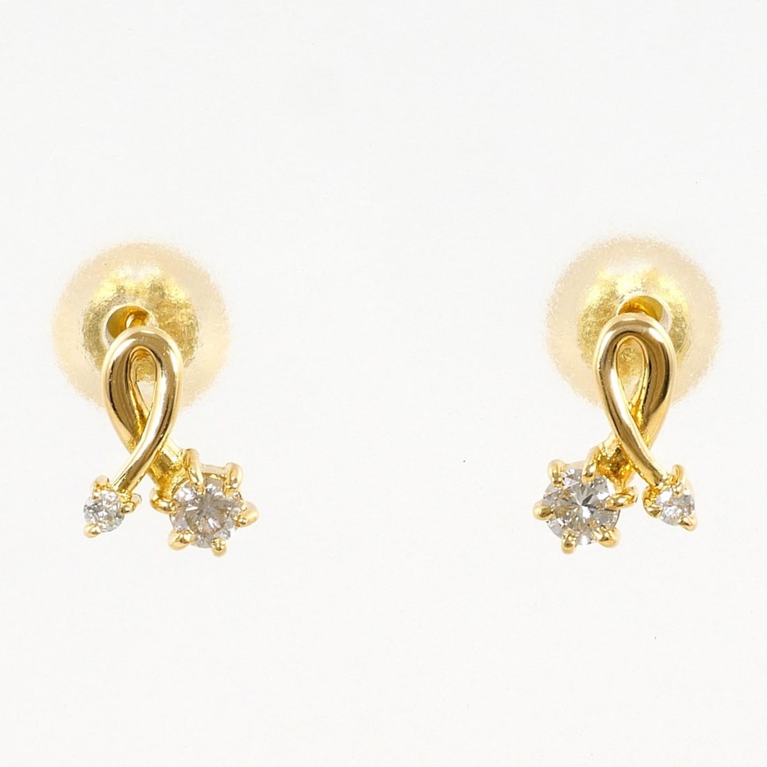 18K (18-karat) Yellow Gold Earrings with 0.06ct Diamonds, Total Weight 0.4g, Jewelry: --- Catalog ---Category: SizeWeight: 0.4g / 0.01oz.Category: DesignType: Stud earringsColor: Yellow goldMetal: GoldStone: DiamondGender: WomenMaterial: Yellow gold (18K)Metal Purity: 18KWeight (ct.): 