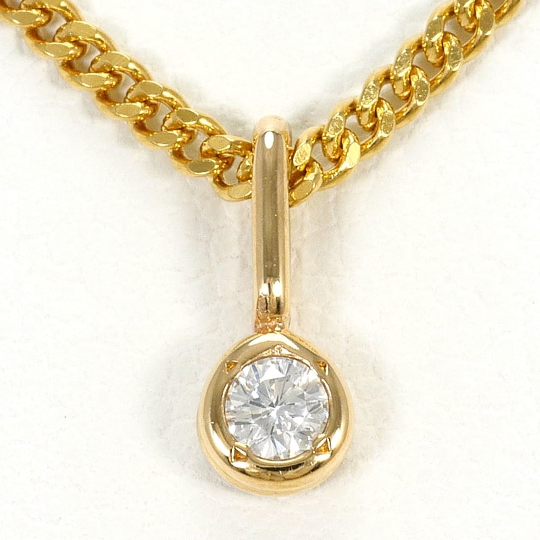 18K (18-karat) Yellow Gold Necklace with Diamond (carat weight not stamped), Card included, Total: --- Catalog ---Category: SizeWeight: 4.1g / 0.14oz.Pendant Size: 9mm x 3mm / 0.35'' x 0.11''Neck Circumference: 40 cm / 15.74''Category: DesignColor: Yellow goldMetal: GoldStone: DiamondGender: WomenM