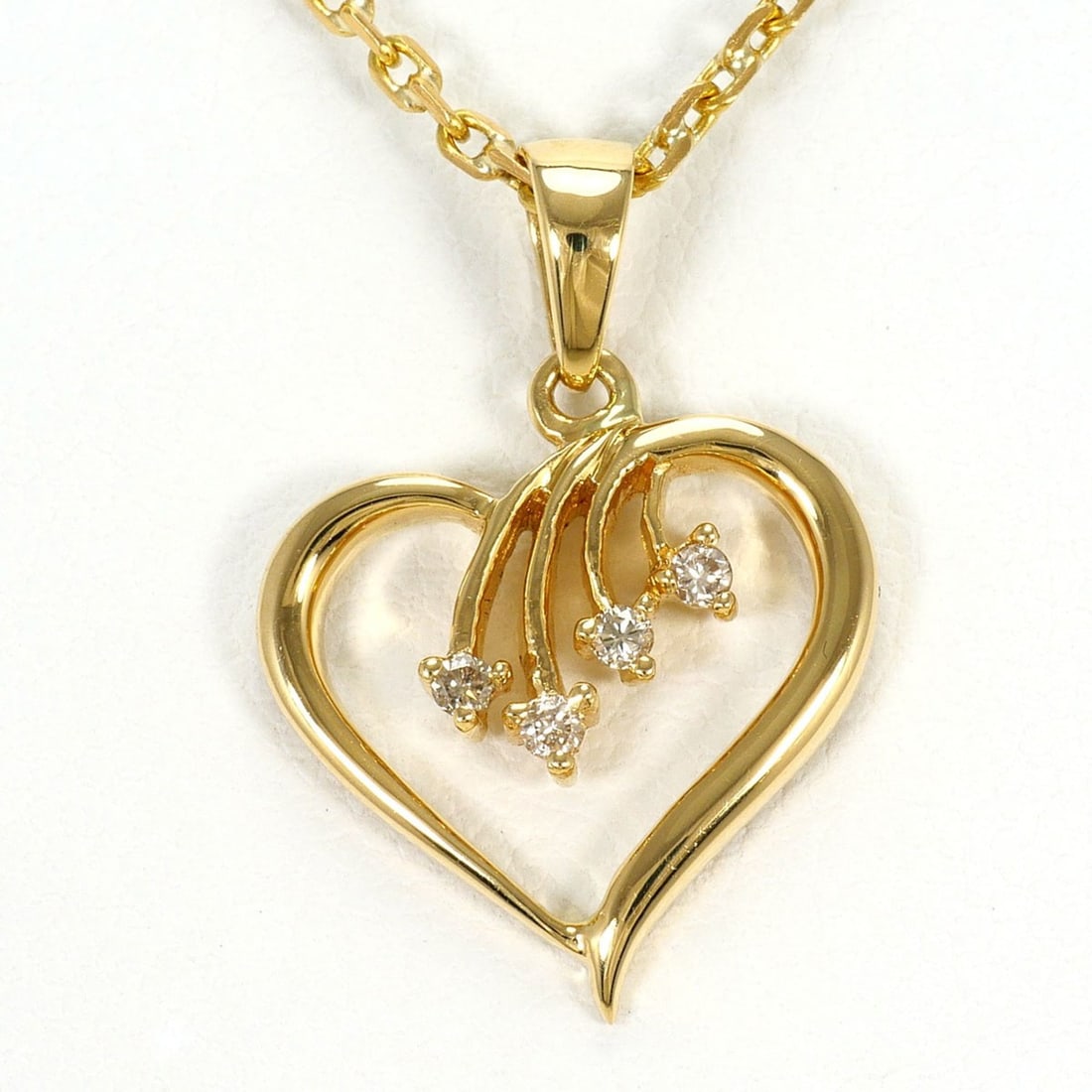 18K (18-karat) Yellow Gold Necklace with Diamond (carat weight not stamped), Card included, Total: --- Catalog ---Category: SizeWeight: 5g / 0.17oz.Pendant Size: 21mm x 15mm / 0.82'' x 0.59''Neck Circumference: 40 cm / 15.74''Category: DesignColor: Yellow goldMetal: GoldStone: DiamondGender: WomenM