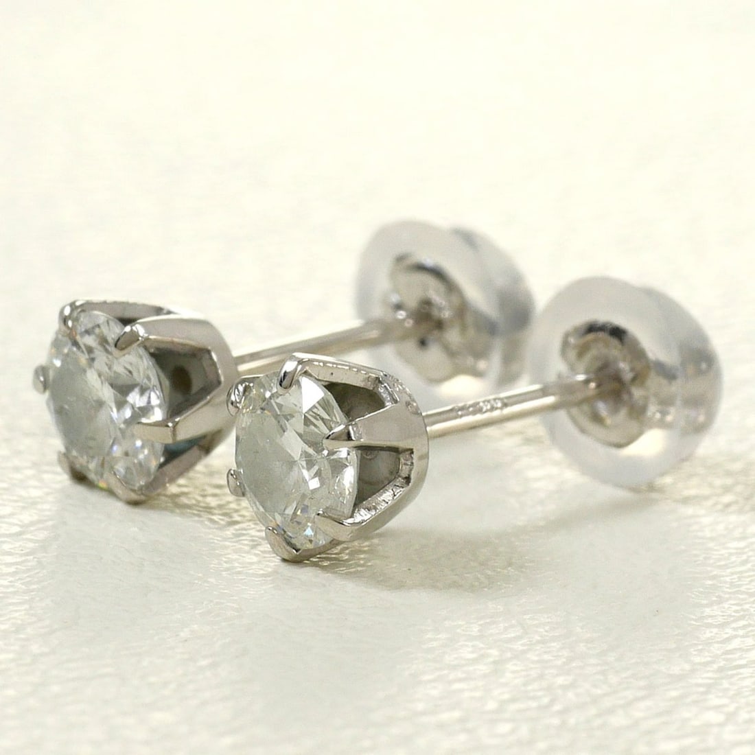 PT900 Platinum Earrings with 0.26ct Diamonds, Total Weight 0.7g, Jewelry: --- Catalog ---Category: SizeWeight: 0.7g / 0.02oz.Category: DesignType: Stud earringsMetal: PlatinumStone: DiamondGender: WomenMaterial: Platinum 900Weight (ct.): 0.26Category: GeneralBrand: Unbrande