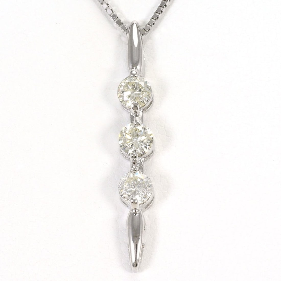 18K (18-karat white gold) WG (White Gold) Necklace with 1.00ct Diamond, Total Weight 3.7g, 40cm: --- Catalog ---Category: SizeWeight: 3.7g / 0.13oz.Pendant Size: 32mm x 4mm / 1.25'' x 0.15''Neck Circumference: 40 cm / 15.74''Category: DesignColor: White goldMetal: White GoldStone: DiamondGender: 