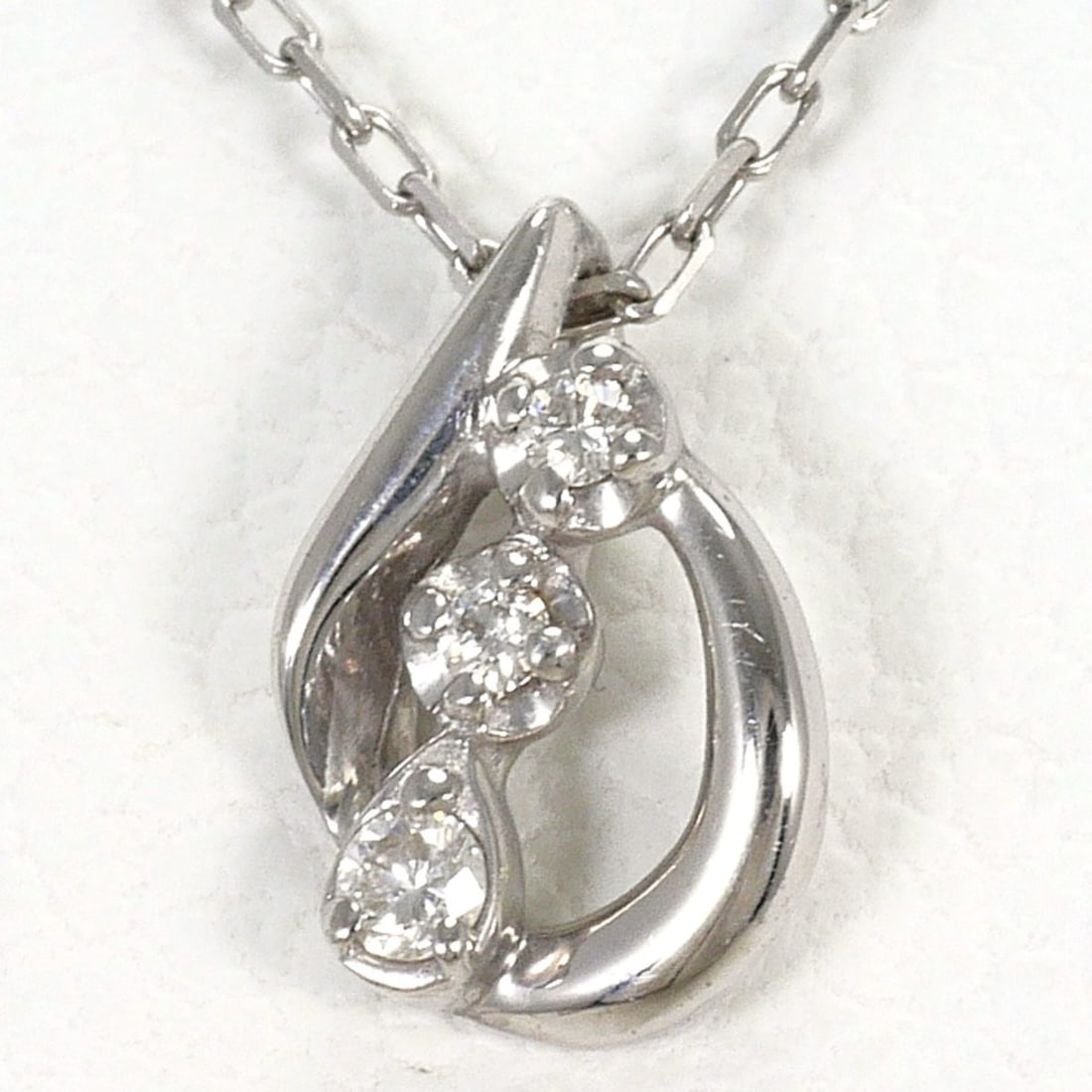 K10 10K WG White Gold Necklace with 0.01ct Diamond, Total Weight 0.7g, 40cm, Jewelry: --- Catalog ---Category: SizeWeight: 0.7g / 0.02oz.Pendant Size: 7mm x 5mm / 0.27'' x 0.19''Neck Circumference: 40 cm / 15.74''Category: DesignColor: White goldMetal: White GoldStone: DiamondGender: W