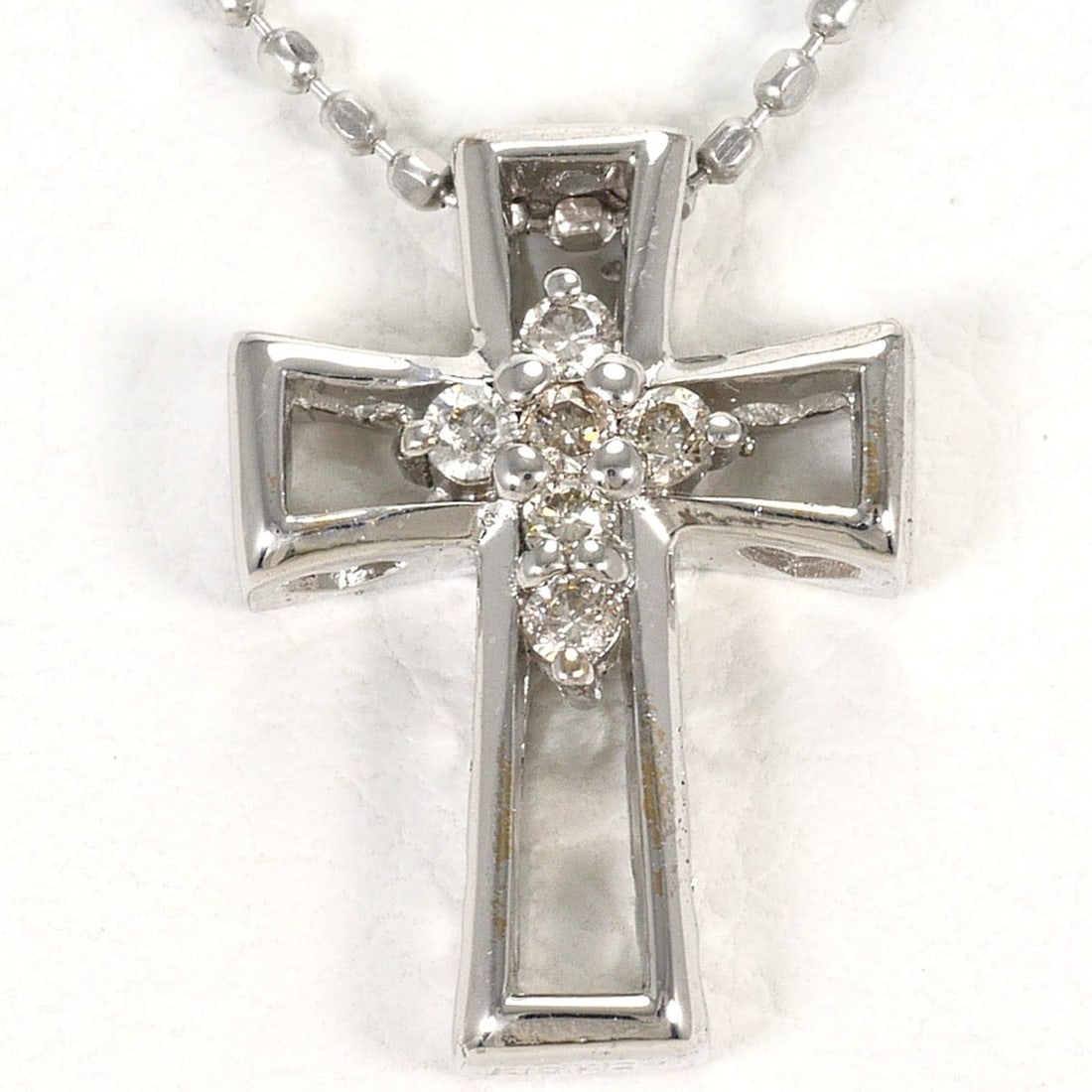 18K (18-karat white gold) necklace with 0.06ct diamond, total weight 2.5g, 40cm length, jewelry.: --- Catalog ---Category: SizeWeight: 2.5g / 0.08oz.Pendant Size: 13mm x 10mm / 0.51'' x 0.39''Neck Circumference: 40 cm / 15.74''Category: DesignColor: White goldMetal: White GoldStone: DiamondGender: