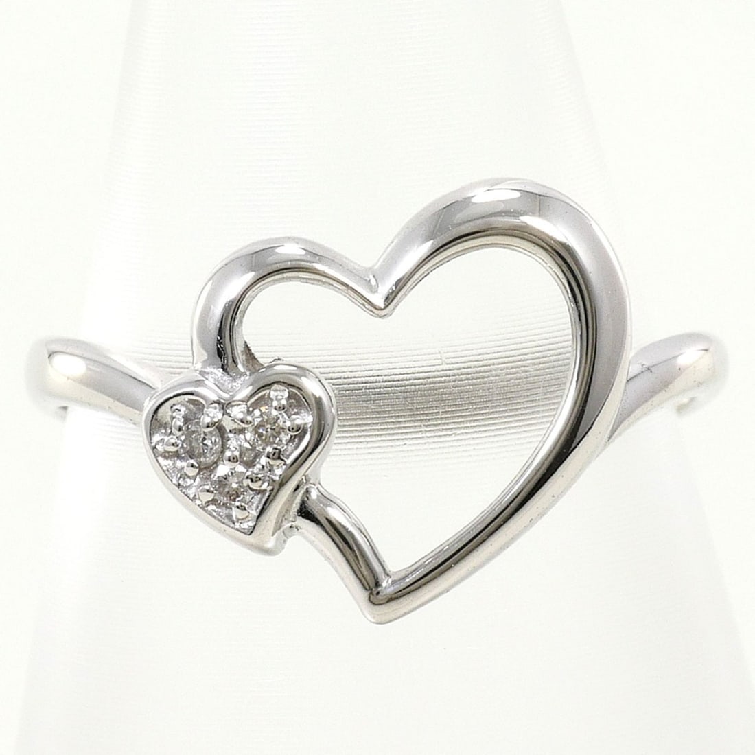 18K (18-karat white gold) ring with a 0.03ct diamond, total weight 1.8g. Jewelry.: --- Catalog ---Category: SizeWidth: 11mm / 0.43''Weight: 1.8g / 0.06oz.JP Size: 9US Size: 5Category: DesignType: Band ringColor: White goldMetal: White GoldStone: DiamondGender: WomenMaterial: White g