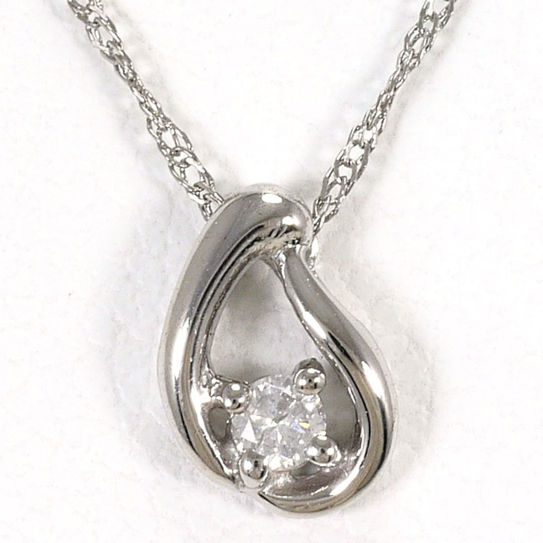 18K (18-karat white gold) necklace with 0.03ct diamond, total weight 0.9g, 45cm length. Jewelry.: --- Catalog ---Category: SizeWeight: 0.9g / 0.03oz.Pendant Size: 7mm x 5mm / 0.27'' x 0.19''Neck Circumference: 45 cm / 17.71''Category: DesignColor: White goldMetal: White GoldStone: DiamondGender: W