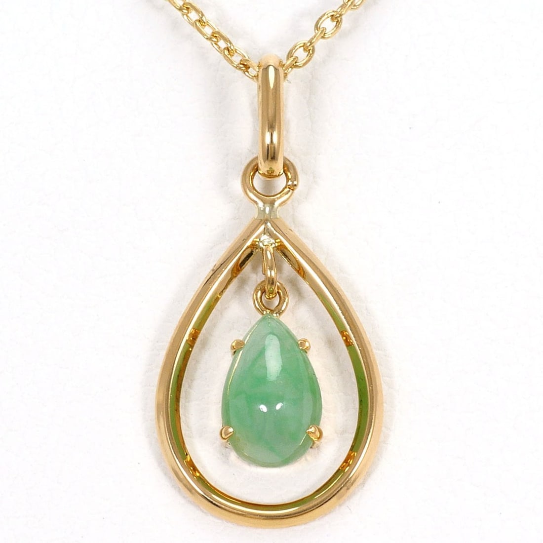 18K (18-karat) Yellow Gold Necklace with Jadeite, Total Weight 2.3g, 40cm, Jewelry: --- Catalog ---Category: SizeWeight: 2.3g / 0.08oz.Pendant Size: 21mm x 10mm / 0.82'' x 0.39''Neck Circumference: 40 cm / 15.74''Category: DesignColor: Yellow goldMetal: GoldStone: JadeGender: WomenMa