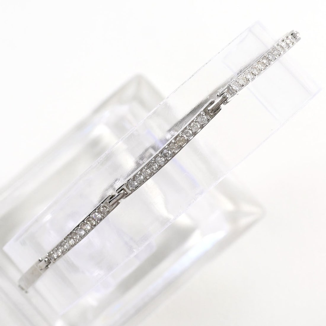 18K (18-karat white gold) bracelet with 0.22ct diamonds, total weight 4.9g, 18cm length. Jewelry.: --- Catalog ---Category: SizeLength: 18cm / 7.08''Weight: 4.9g / 0.17oz.Category: DesignType: Charm braceletColor: White goldMetal: White GoldStone: DiamondGender: WomenMaterial: White gold (18K)Metal