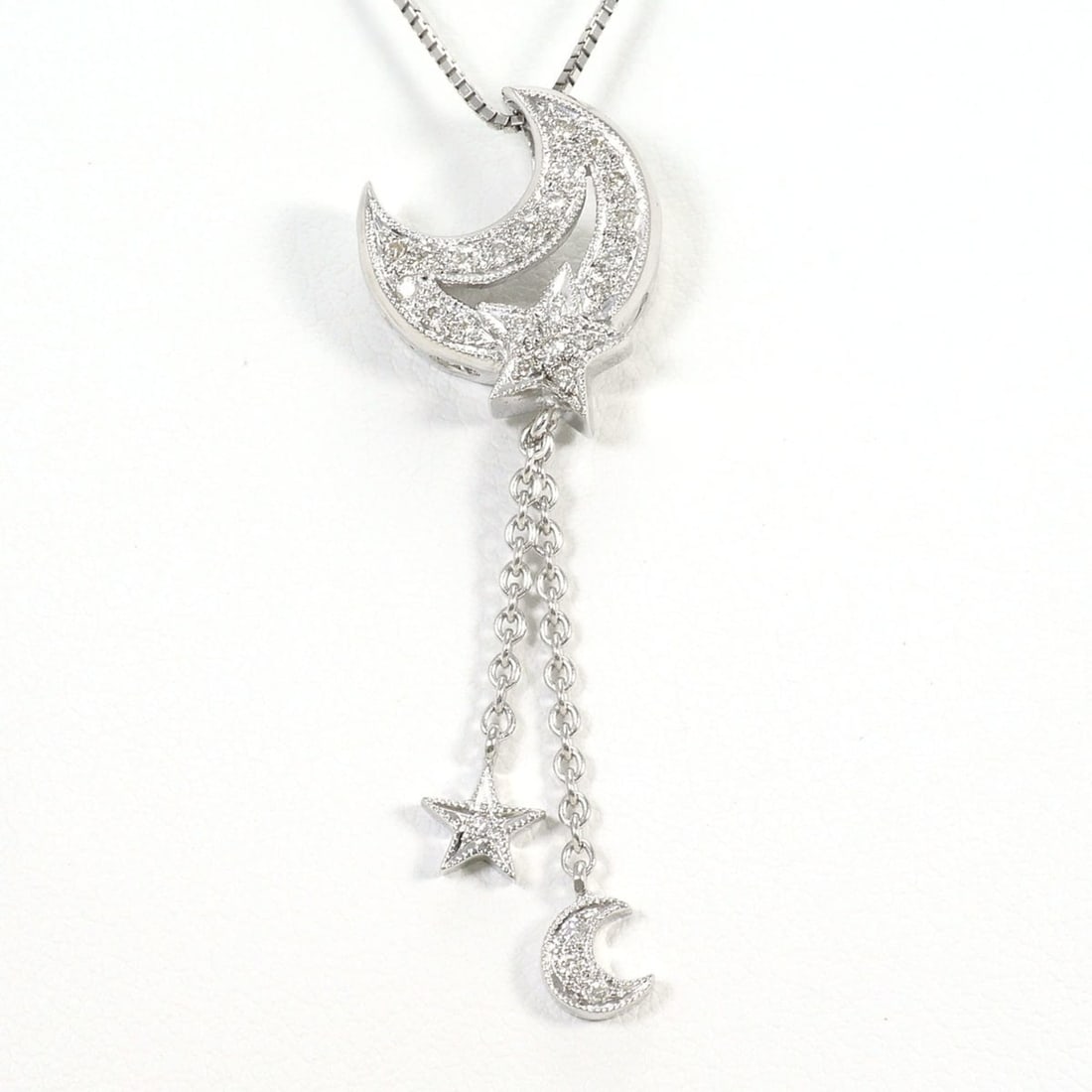 18K (18-karat white gold) necklace with 0.16ct diamond, total weight 6.8g, 45cm length. Jewelry.: --- Catalog ---Category: SizeWeight: 6.8g / 0.23oz.Pendant Size: 42mm x 15mm / 1.65'' x 0.59''Neck Circumference: 45 cm / 17.71''Category: DesignColor: White goldMetal: White GoldStone: DiamondGender: