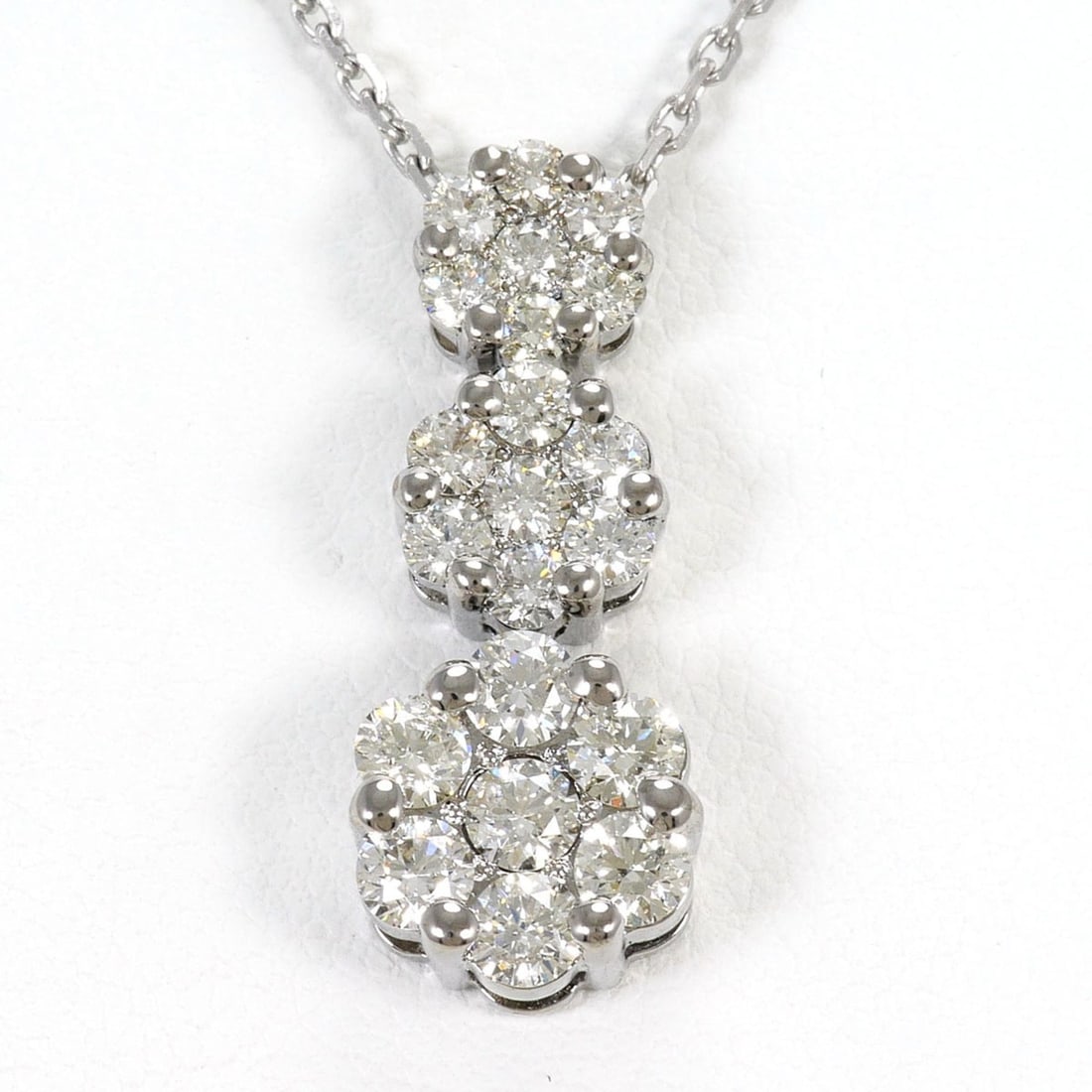 18K (18-karat white gold) necklace with 1.50ct diamond, card design, total weight 7.5g, 42cm length,: --- Catalog ---Category: SizeWeight: 7.5g / 0.26oz.Pendant Size: 23mm x 10mm / 0.9'' x 0.39''Neck Circumference: 42 cm / 16.53''Category: DesignColor: White goldMetal: White GoldStone: DiamondGender: 