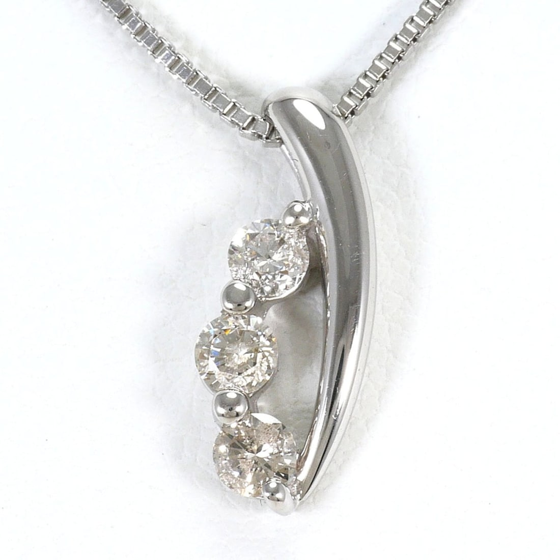 18K (18-karat white gold) necklace with 0.30ct diamond, card design, total weight 3.9g, 40cm length,: --- Catalog ---Category: SizeWeight: 3.9g / 0.13oz.Pendant Size: 15mm x 5mm / 0.59'' x 0.19''Neck Circumference: 40 cm / 15.74''Category: DesignColor: White goldMetal: White GoldStone: DiamondGender: 