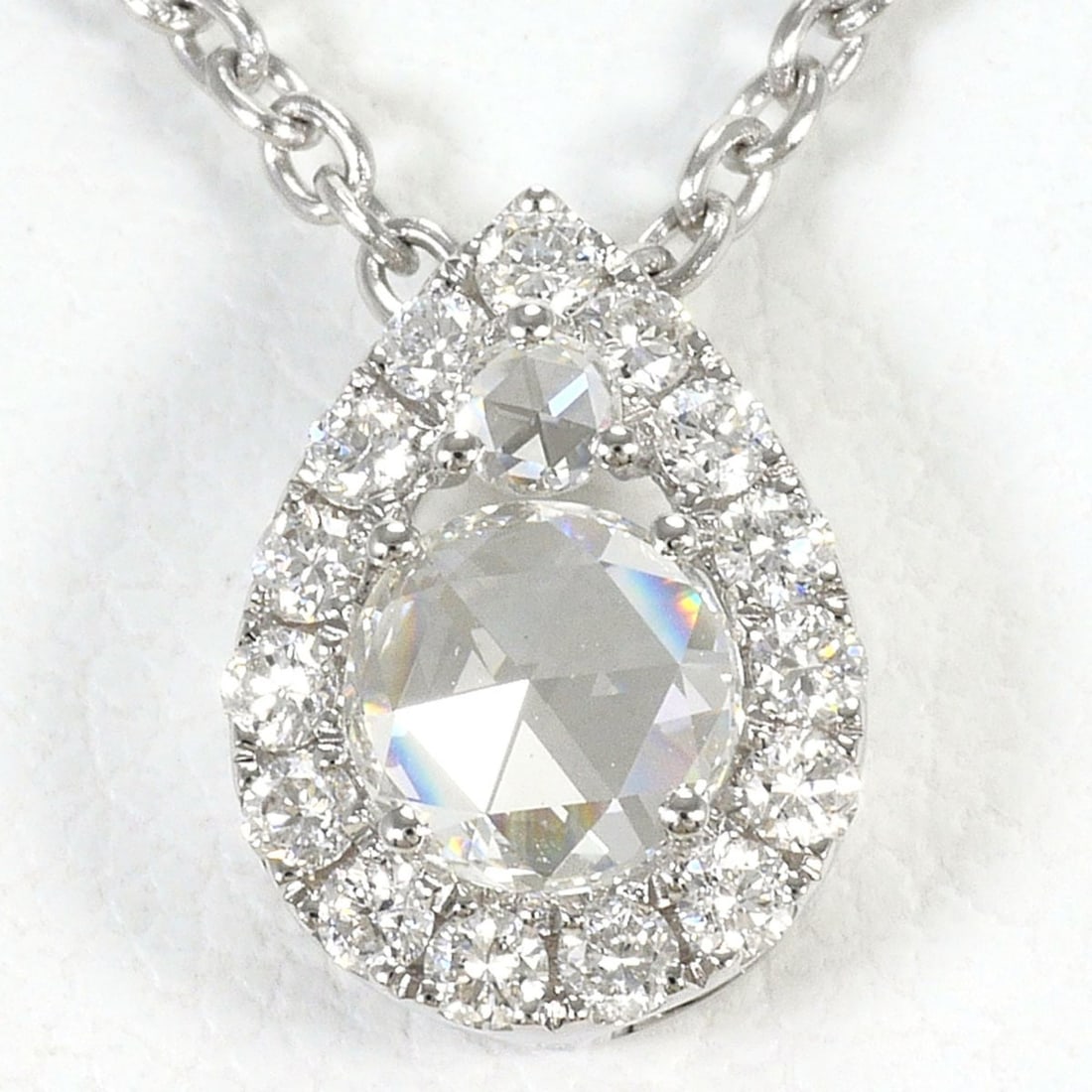 18K (18-karat white gold) necklace with 0.37ct diamond, certificate of authenticity included, total: --- Catalog ---Category: SizeWeight: 3g / 0.1oz.Pendant Size: 10mm x 7mm / 0.39'' x 0.27''Neck Circumference: 45 cm / 17.71''Category: DesignColor: White goldMetal: White GoldStone: DiamondGender: Wom