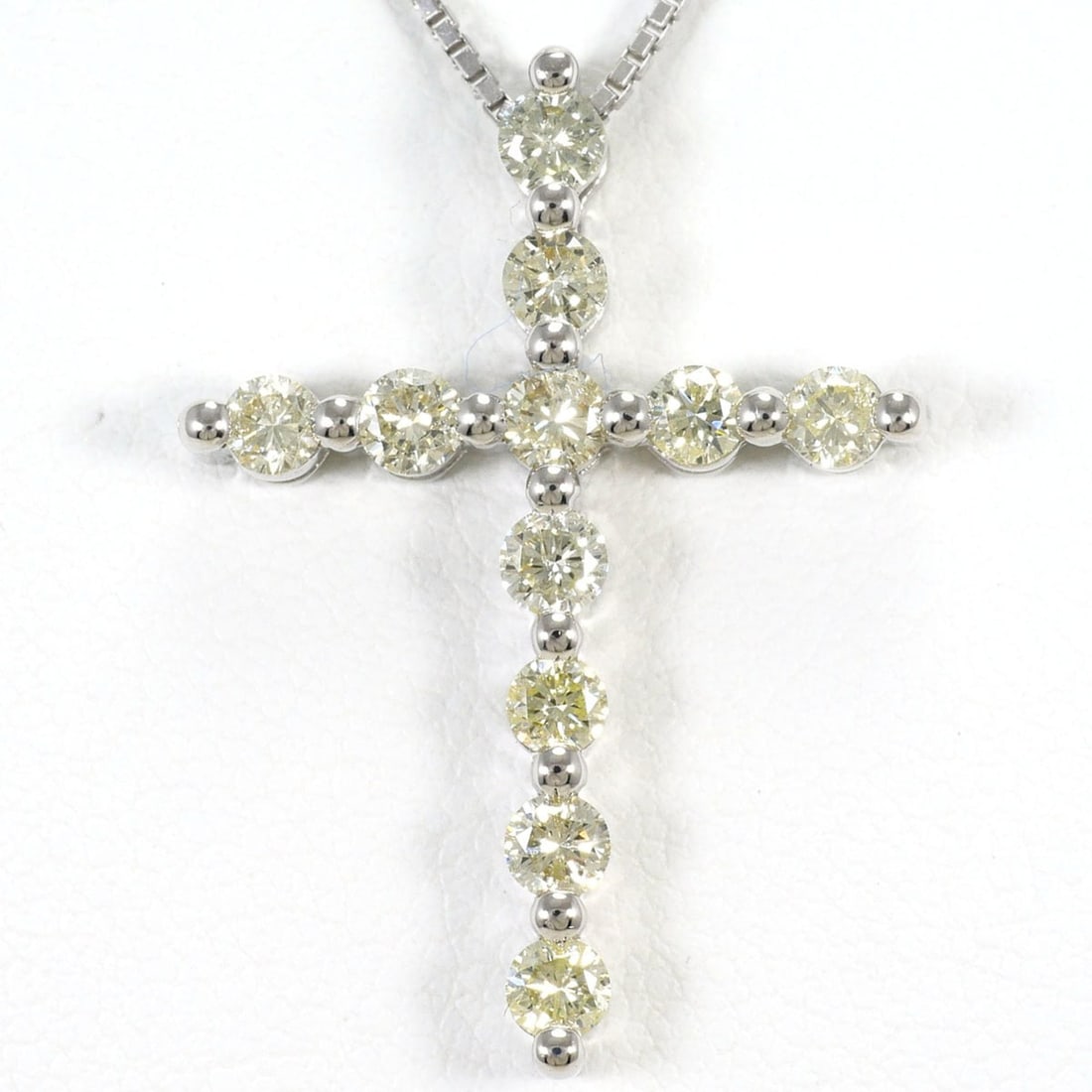 18K (18-karat white gold) necklace with a 1.00ct yellow diamond, card design, total weight 5.6g,: --- Catalog ---Category: SizeWeight: 5.6g / 0.19oz.Pendant Size: 28mm x 20mm / 1.1'' x 0.78''Neck Circumference: 45 cm / 17.71''Category: DesignColor: White gold, YellowMetal: White GoldStone: Diamond