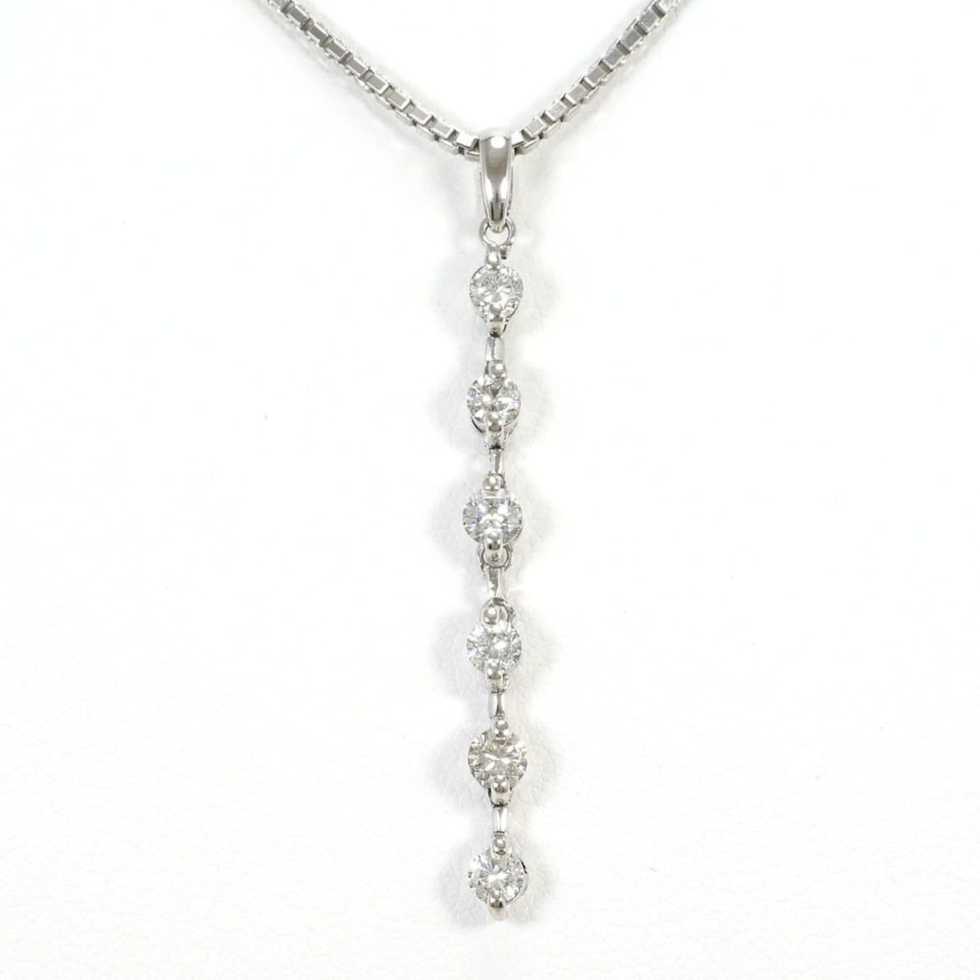 18K (18-karat white gold) necklace with 0.30ct diamond, card design, total weight 7.2g, 45cm length,: --- Catalog ---Category: SizeWeight: 7.2g / 0.25oz.Pendant Size: 41mm x 3mm / 1.61'' x 0.11''Neck Circumference: 45 cm / 17.71''Category: DesignColor: White goldMetal: White GoldStone: DiamondGender: 