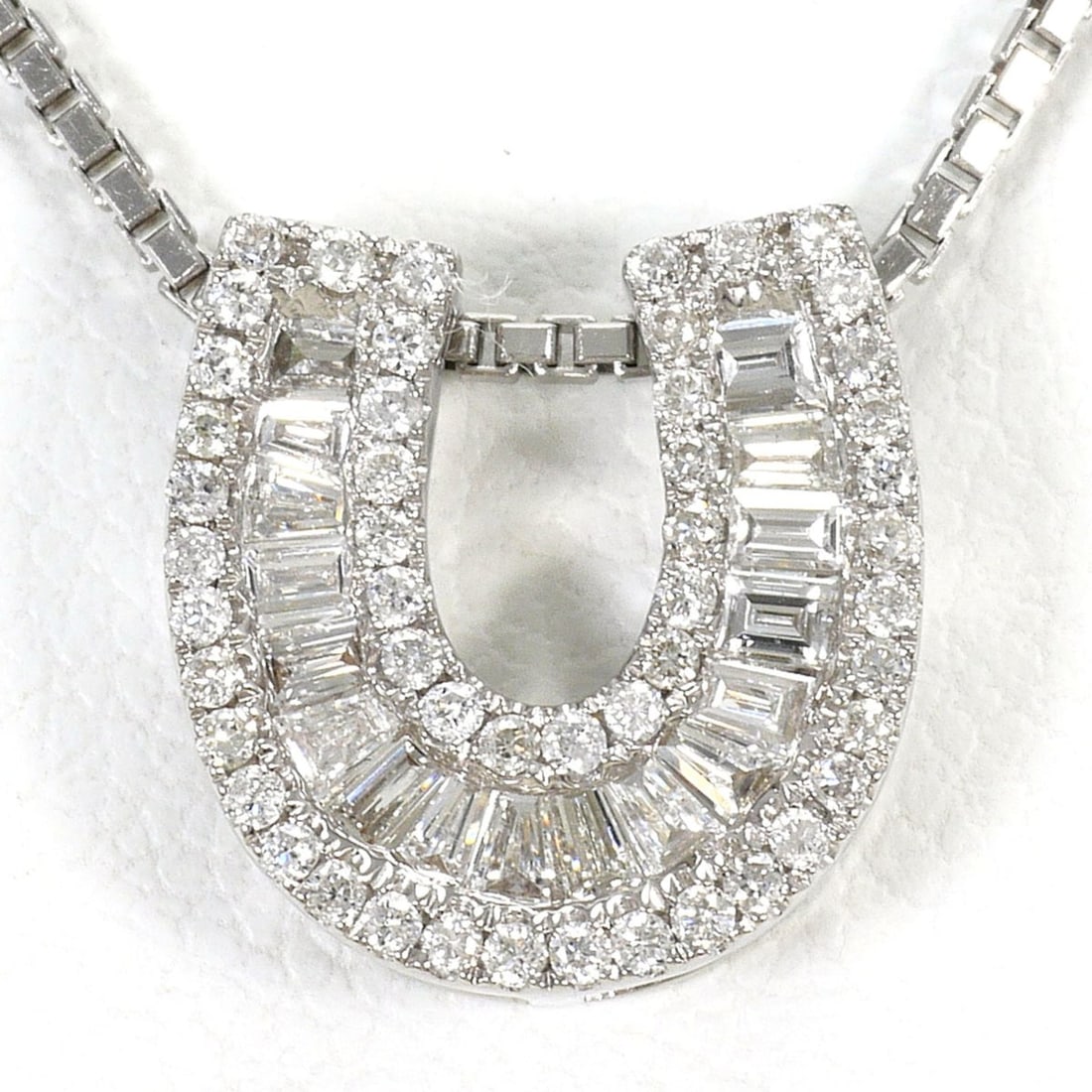 18K (18-karat white gold) necklace with 0.40ct diamond, card design, total weight 5.0g, 50cm length,: --- Catalog ---Category: SizeWeight: 5g / 0.17oz.Pendant Size: 12mm x 10mm / 0.47'' x 0.39''Neck Circumference: 50 cm / 19.68''Category: DesignColor: White goldMetal: White GoldStone: DiamondGender: W
