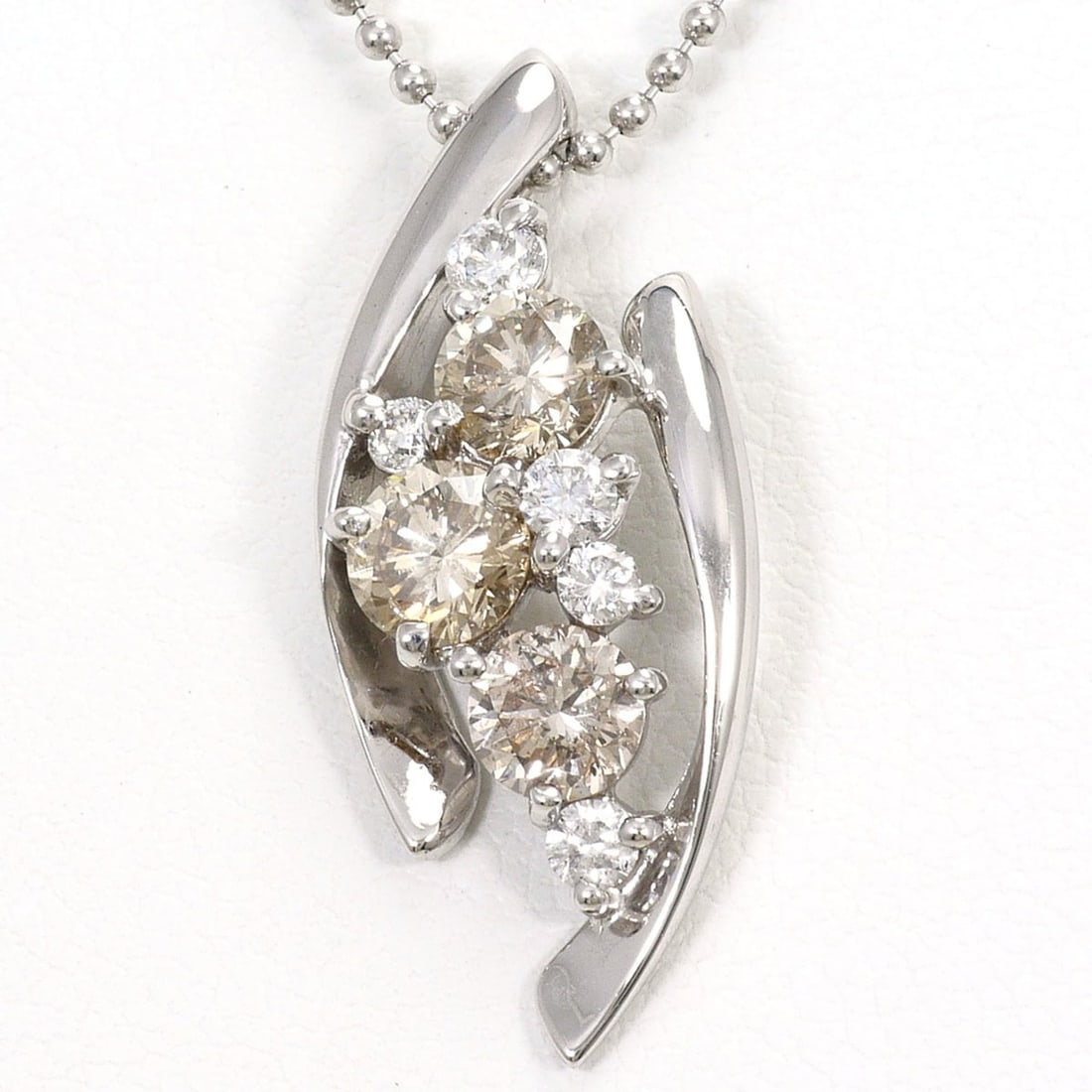 18K (18-karat white gold) necklace with brown diamond (1.14ct) and (0.25ct), total weight 6.1g, 40cm: --- Catalog ---Category: SizeWeight: 6.1g / 0.21oz.Pendant Size: 26mm x 11mm / 1.02'' x 0.43''Neck Circumference: 40 cm / 15.74''Category: DesignColor: Brown, White goldMetal: White GoldStone: Diamond