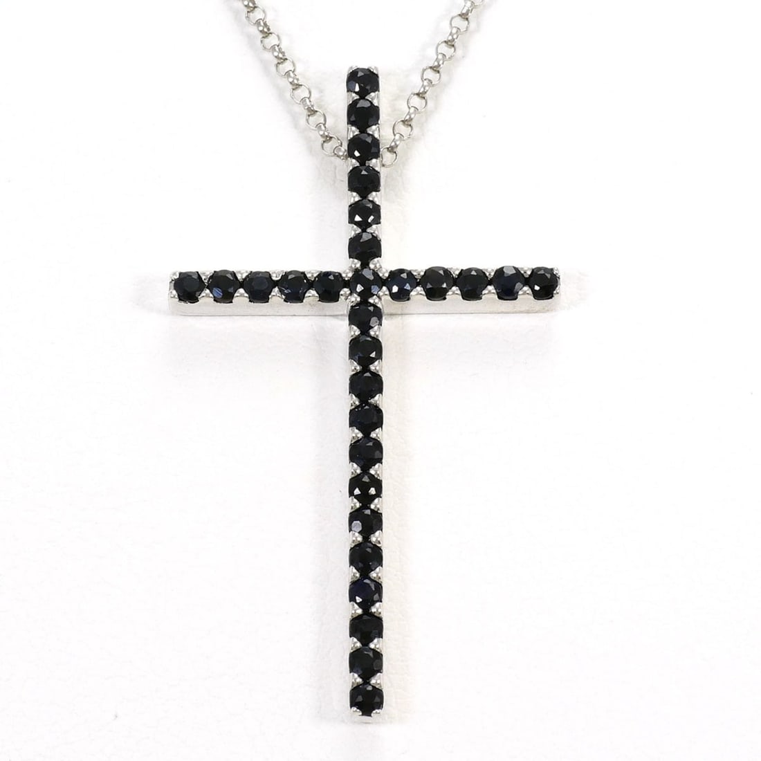18K (18-karat white gold) necklace with black sapphire and card design. Total weight: 5.0g. Length: (1 of 20)