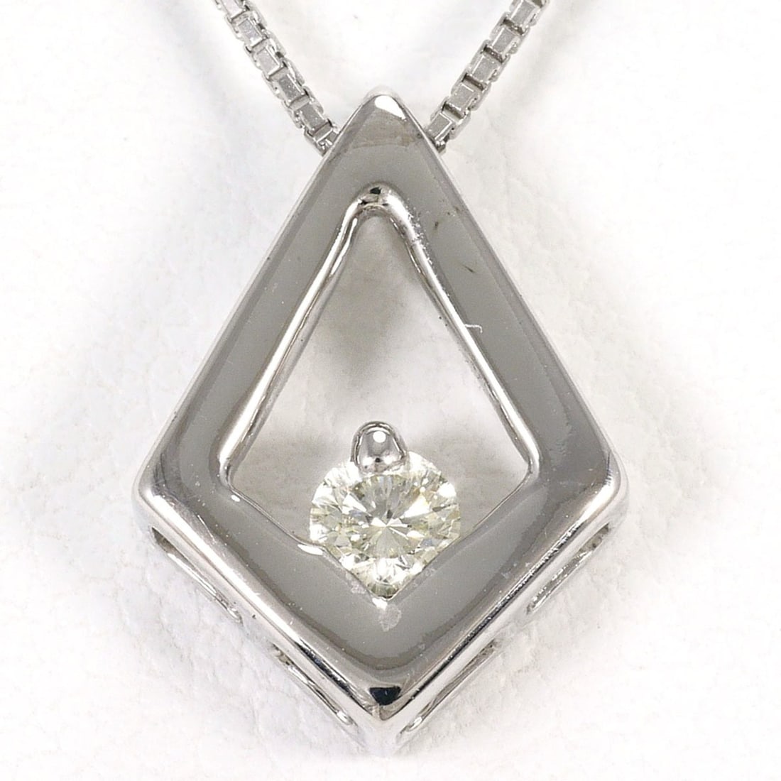 18K (18-karat white gold) WG (White Gold) Necklace with 0.14ct Diamond, Total Weight 4.0g, 45cm: --- Catalog ---Category: SizeWeight: 4g / 0.14oz.Pendant Size: 14mm x 10mm / 0.55'' x 0.39''Neck Circumference: 45 cm / 17.71''Category: DesignColor: White goldMetal: White GoldStone: DiamondGender: W