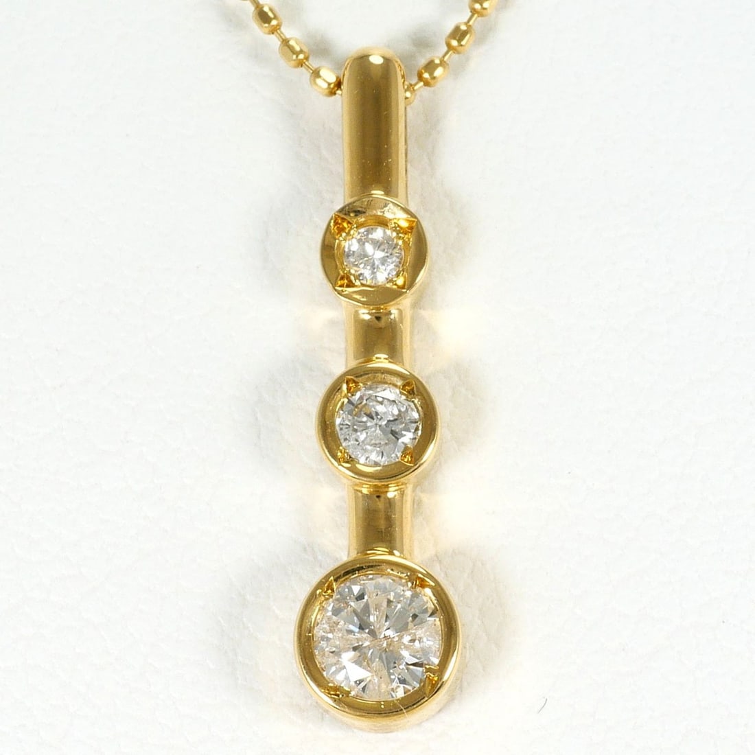 18K (18-karat) Yellow Gold Necklace with 0.30ct Diamond, Total Weight 2.6g, 44cm Length, Jewelry: --- Catalog ---Category: SizeWeight: 2.6g / 0.09oz.Pendant Size: 21mm x 5mm / 0.82'' x 0.19''Neck Circumference: 44 cm / 17.32''Category: DesignColor: Yellow goldMetal: GoldStone: DiamondGender: Women