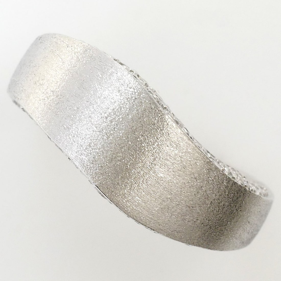 18K (18-karat white gold) ring with 0.65ct diamond, card included, total weight 5.5g, jewelry.: --- Catalog ---Category: SizeWidth: 9mm / 0.35''Weight: 5.5g / 0.19oz.JP Size: 11US Size: 6Category: DesignType: Band ringColor: White goldMetal: White GoldStone: DiamondGender: WomenMaterial: White g