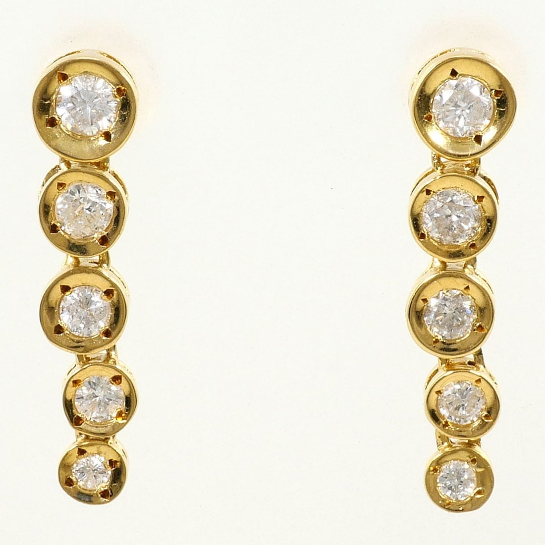 18K (18-karat) Yellow Gold (YG) Earrings with 0.25 ct Diamonds, Total Weight 2.3g, Jewelry: --- Catalog ---Category: SizeWeight: 2.3g / 0.08oz.Category: DesignType: Stud earringsColor: Yellow goldMetal: GoldStone: DiamondGender: WomenMaterial: Yellow gold (18K)Metal Purity: 18KWeight (ct.): 
