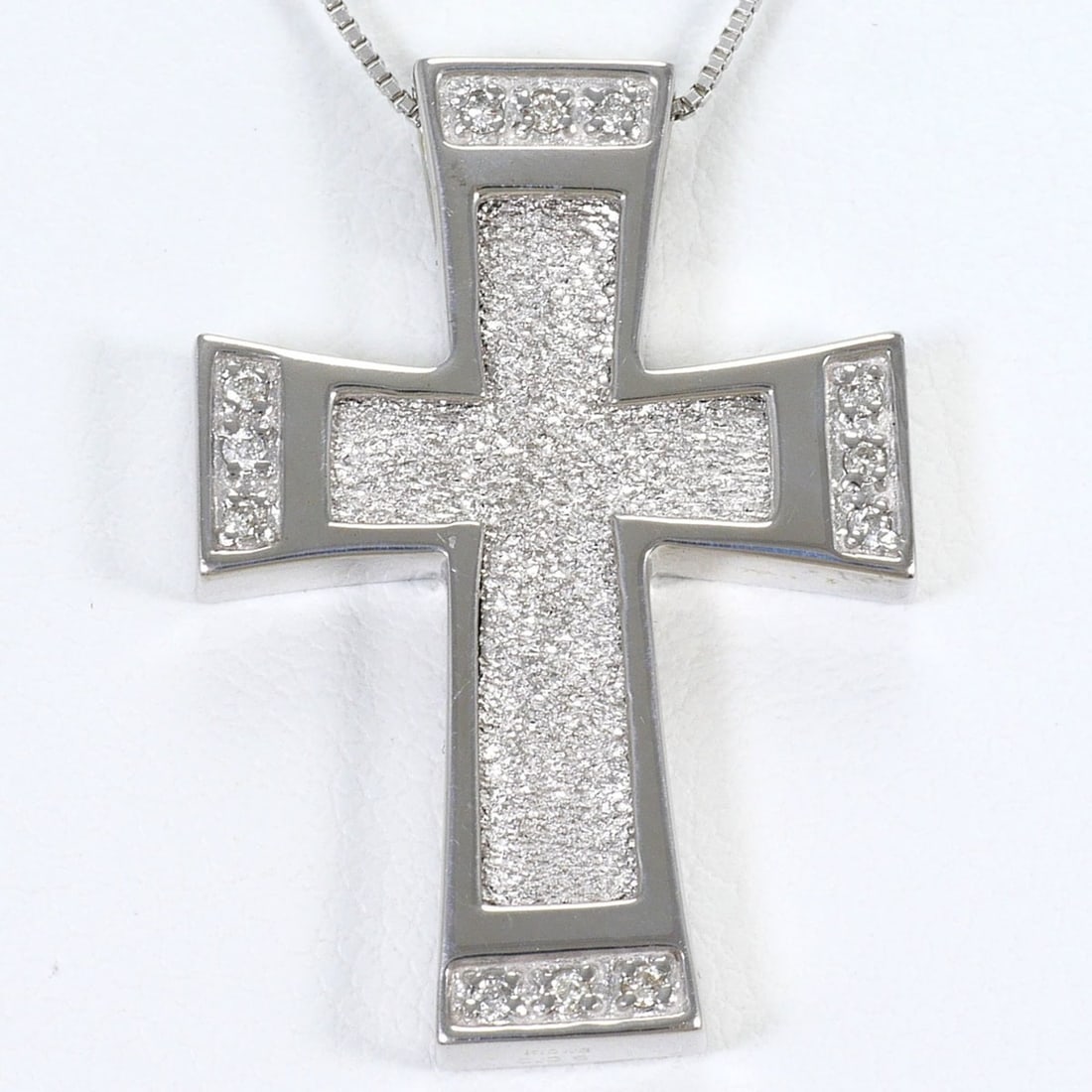 18K (18-karat white gold) necklace with a 0.08 ct diamond, total weight 6.7g, 50cm length. Jewelry.: --- Catalog ---Category: SizeWeight: 6.7g / 0.23oz.Pendant Size: 27mm x 20mm / 1.06'' x 0.78''Neck Circumference: 50 cm / 19.68''Category: DesignColor: White goldMetal: White GoldStone: DiamondGender: