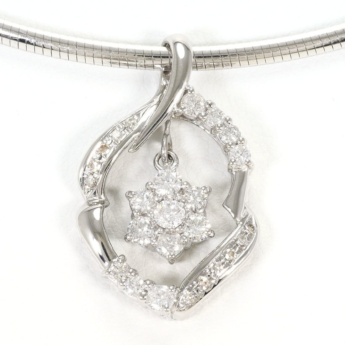 PT900 Platinum / PT850 Necklace with 1.00ct Diamond, Total Weight 19.7g, 40cm Length, Jewelry: --- Catalog ---Category: SizeWeight: 19.7g / 0.69oz.Pendant Size: 29mm x 18mm / 1.14'' x 0.7''Neck Circumference: 40 cm / 15.74''Category: DesignColor: PlatinumMetal: PlatinumStone: DiamondGender: Wom
