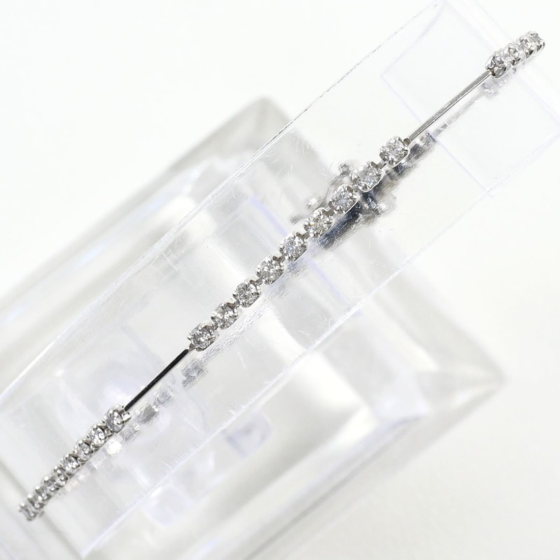 PT850 Platinum Bracelet with 1.00 ct Diamond, Total Weight 3.5g, 17cm, Jewelry: --- Catalog ---Category: SizeLength: 17cm / 6.69''Weight: 3.5g / 0.12oz.Category: DesignType: Charm braceletColor: PlatinumMetal: PlatinumStone: DiamondGender: WomenMaterial: Platinum 850Weight (ct.):