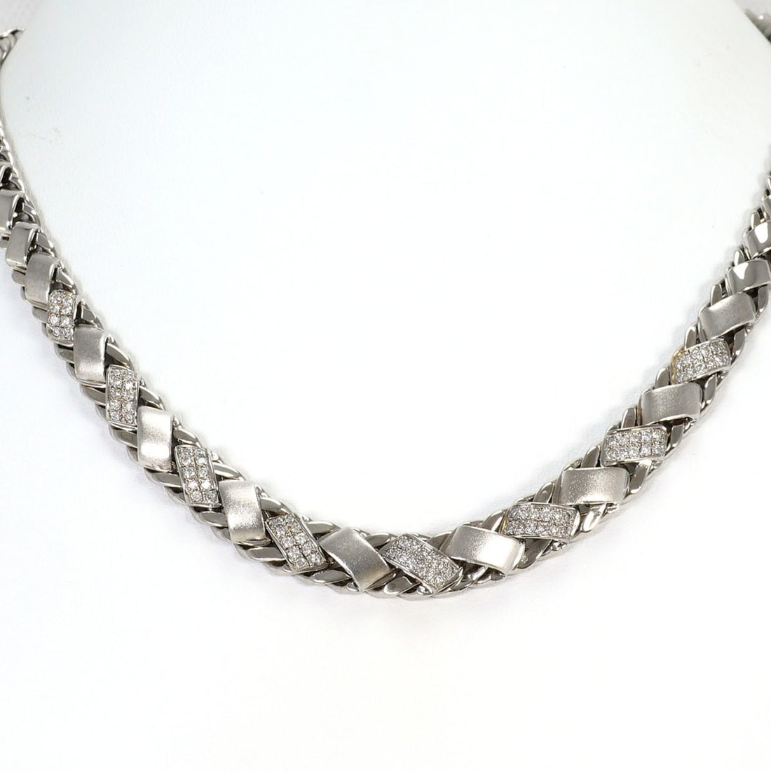 18K (18-karat white gold) necklace with a 1.00 ct diamond, total weight 66.7g, 42cm length. Jewelry. (1 of 9)