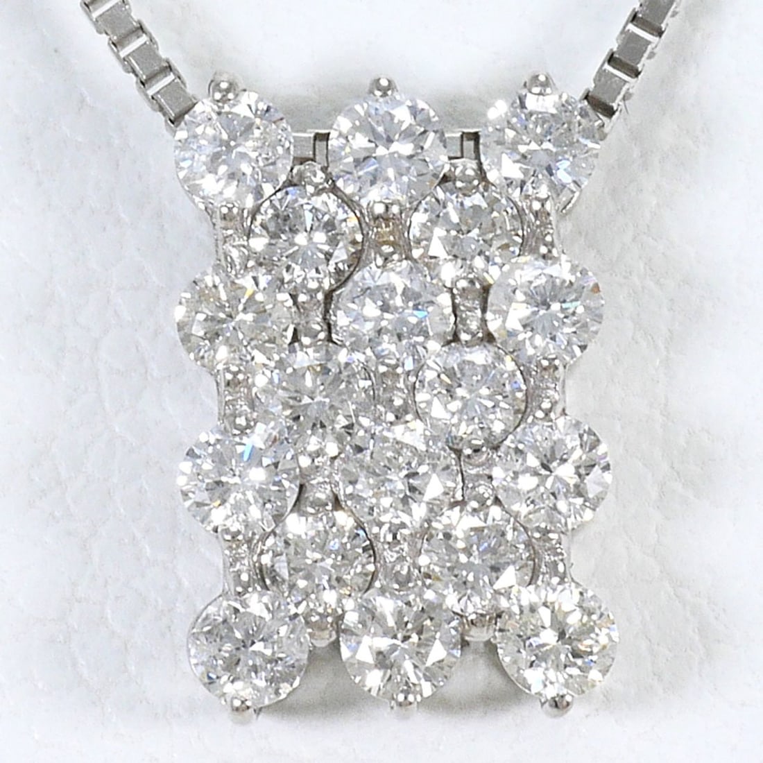 18K (18-karat white gold) necklace with 0.50 ct diamond, total weight 2.5g, 45cm length. Jewelry.: --- Catalog ---Category: SizeWeight: 2.5g / 0.08oz.Pendant Size: 11mm x 7mm / 0.43'' x 0.27''Neck Circumference: 45 cm / 17.71''Category: DesignColor: White goldMetal: White GoldStone: DiamondGender: 