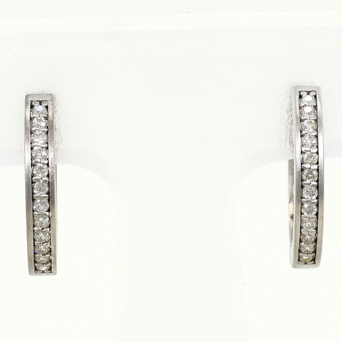 18K (18-karat white gold) earrings with 0.10ct diamonds, total weight 4.0g, jewelry.: --- Catalog ---Category: SizeWeight: 4g / 0.14oz.Category: DesignType: Hoop earringsColor: White goldMetal: White GoldStone: DiamondGender: WomenMaterial: White gold (18K)Metal Purity: 18KWeight (ct.)