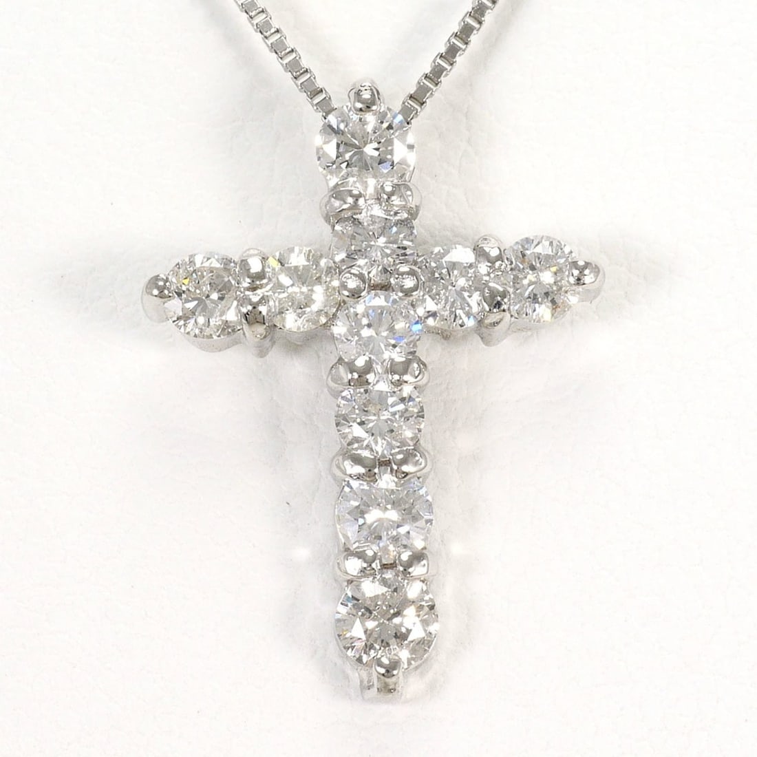 PT900 Platinum / PT850 Necklace with 1.00 ct Diamond, Total Weight 4.4g, 42cm, Jewelry: --- Catalog ---Category: SizeWeight: 4.4g / 0.15oz.Pendant Size: 20mm x 15mm / 0.78'' x 0.59''Neck Circumference: 42 cm / 16.53''Category: DesignColor: PlatinumMetal: PlatinumStone: DiamondGender: Wom