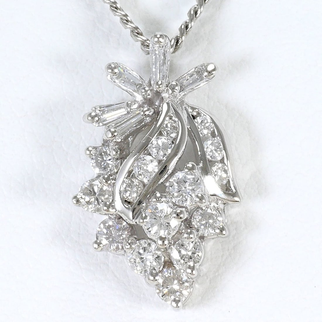 PT900 Platinum / PT850 Necklace with Diamond (carat weight not stamped), Total Weight 6.9g, 46cm,: --- Catalog ---Category: SizeWeight: 6.9g / 0.24oz.Pendant Size: 18mm x 11mm / 0.7'' x 0.43''Neck Circumference: 46 cm / 18.11''Category: DesignColor: PlatinumMetal: PlatinumStone: DiamondGender: Wome