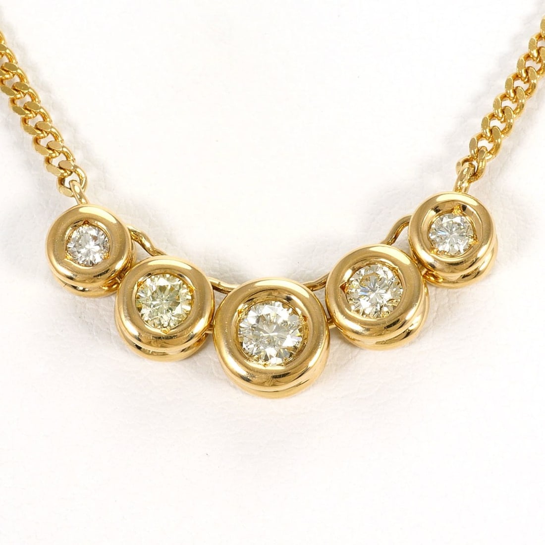 18K (18-karat) Yellow Gold Necklace with Diamond (no carat markings) and Card. Total weight 8.7g.: --- Catalog ---Category: SizeWeight: 8.7g / 0.3oz.Pendant Size: 7mm x 26mm / 0.27'' x 1.02''Neck Circumference: 43 cm / 16.92''Category: DesignColor: Yellow goldMetal: GoldStone: DiamondGender: WomenM