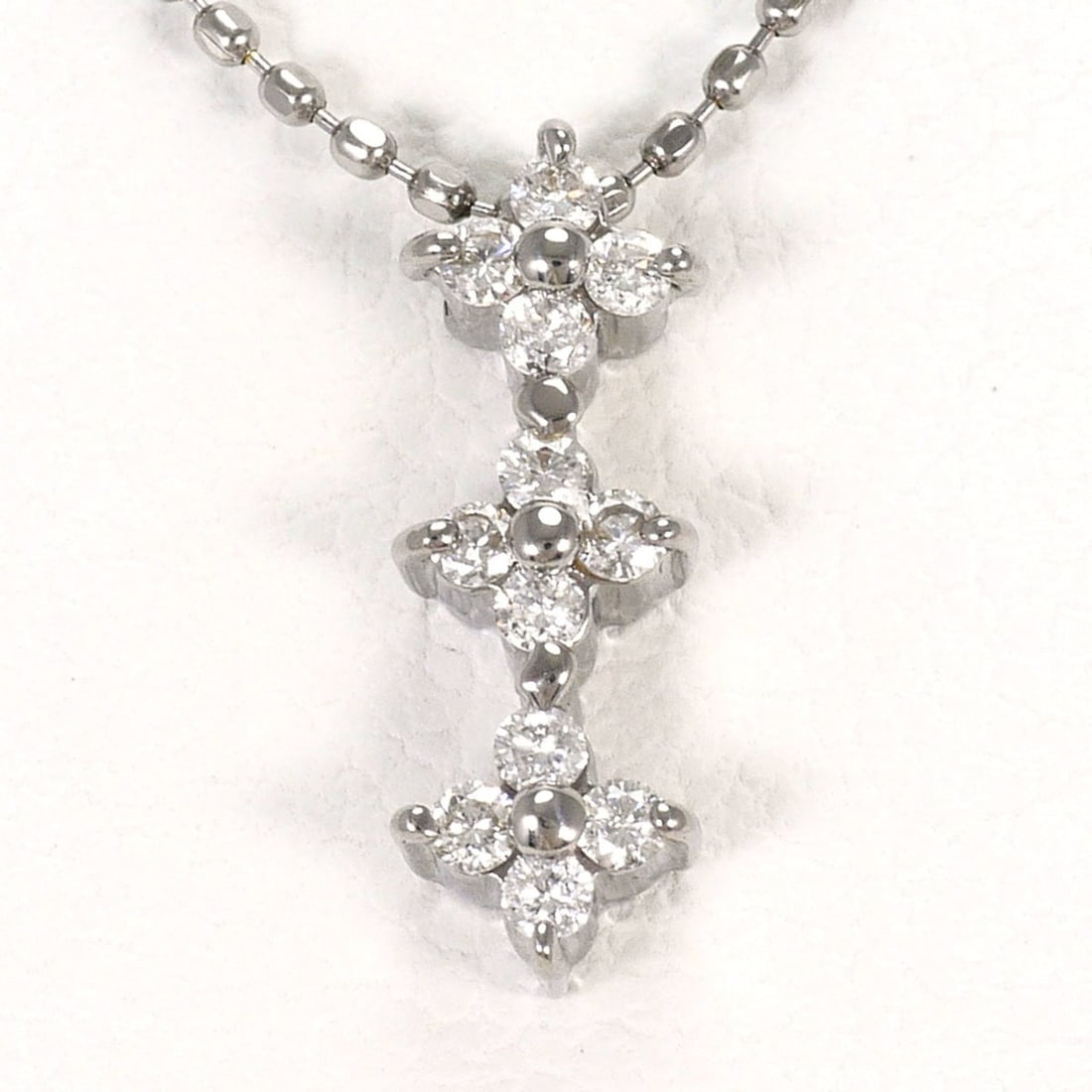 18K (18-karat white gold) necklace with 0.12ct diamond, total weight 1.8g, 40cm length, jewelry.: --- Catalog ---Category: SizeWeight: 1.8g / 0.06oz.Pendant Size: 12mm x 4mm / 0.47'' x 0.15''Neck Circumference: 40 cm / 15.74''Category: DesignColor: White goldMetal: White GoldStone: DiamondGender: 