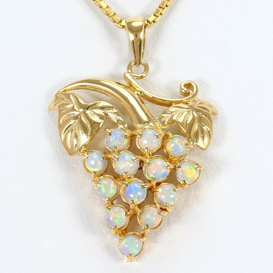 18K (18-karat) Yellow Gold Necklace with Opal Card, Total Weight 5.7g, 39cm, Jewelry: --- Catalog ---Category: SizeWeight: 5.7g / 0.2oz.Pendant Size: 26mm x 18mm / 1.02'' x 0.7''Neck Circumference: 39 cm / 15.35''Category: DesignColor: Yellow goldMetal: GoldStone: OpalGender: WomenMate