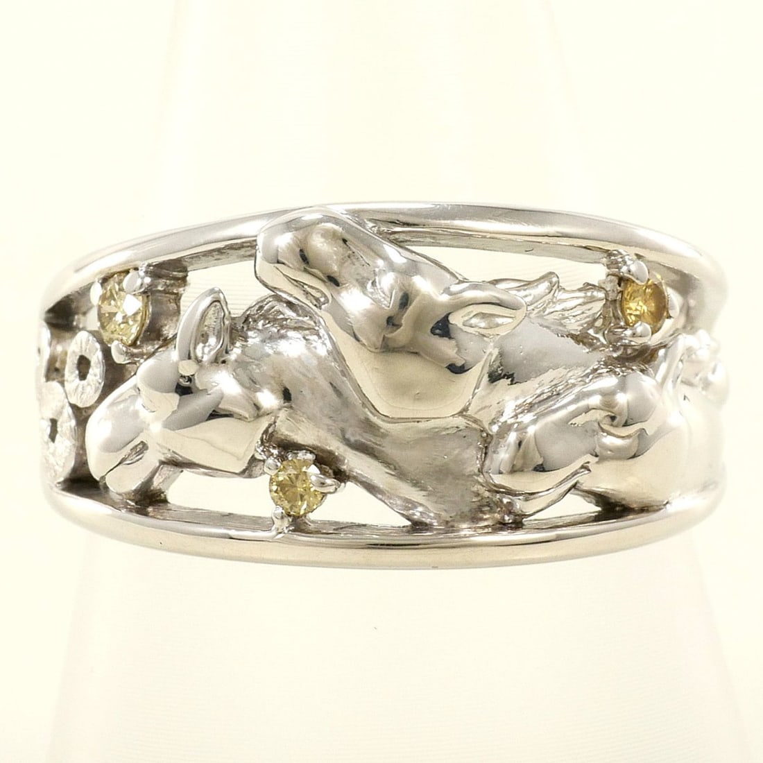 18K (18-karat white gold) ring, 1 yellow diamond (0.09ct), card included, total weight 7.2g,: --- Catalog ---Category: SizeWidth: 11mm / 0.43''Weight: 7.2g / 0.25oz.JP Size: 15.5US Size: 7.5Category: DesignType: Band ringColor: White gold, YellowMetal: White GoldStone: DiamondGender: Men,Women