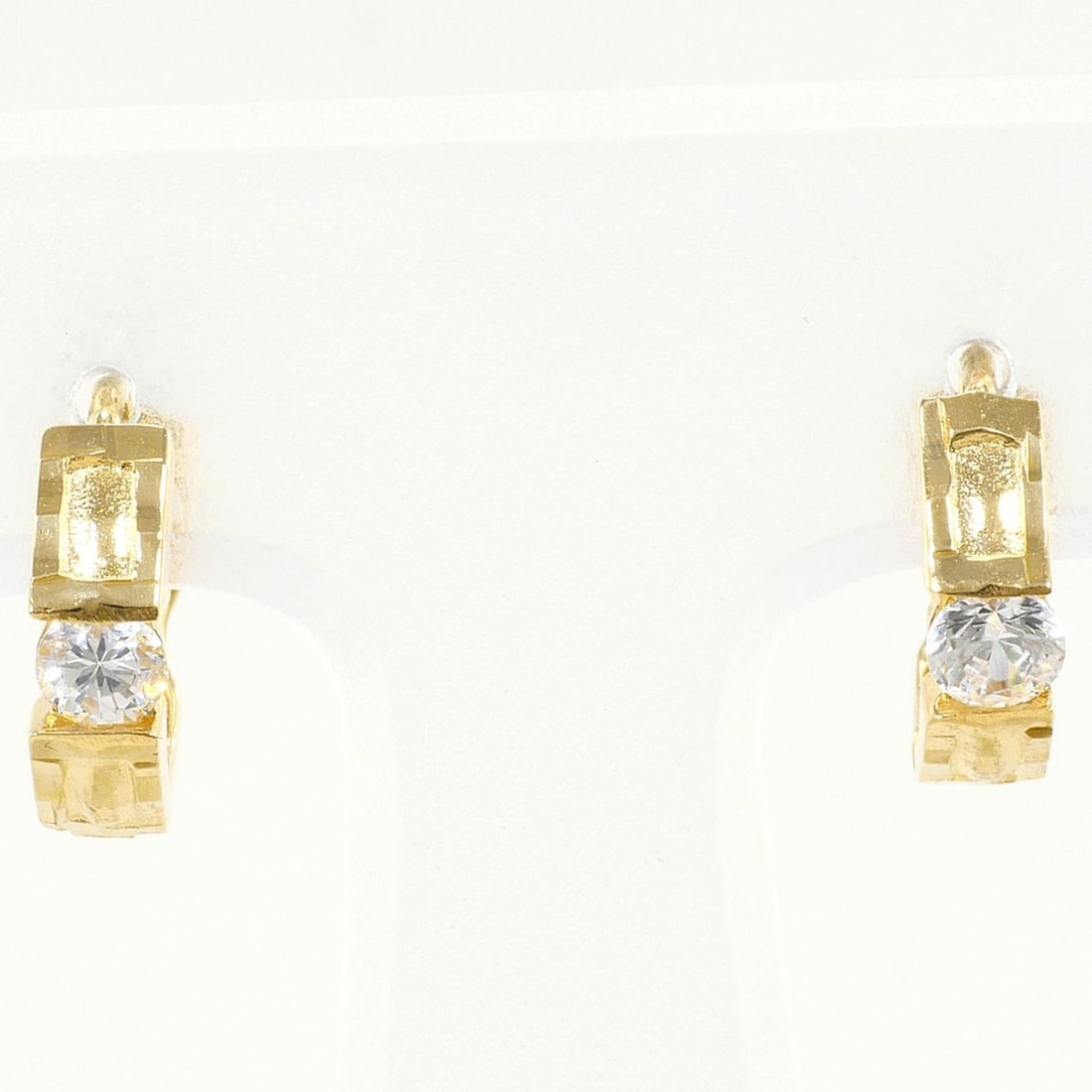 18K (18-karat) Yellow Gold (YG) Earrings with Zirconia, Total Weight 2.3g, Jewelry: --- Catalog ---Category: SizeWeight: 2.3g / 0.08oz.Category: DesignType: Hoop earringsColor: Yellow goldMetal: GoldStone: Cubic zirconiaGender: WomenMaterial: Yellow gold (18K)Metal Purity: 18KCategor
