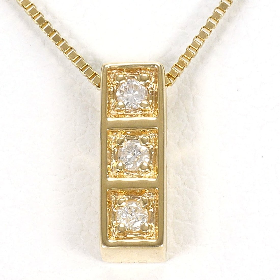 K10 10K YG Yellow Gold Necklace with Diamond (carat weight not stamped), Total Weight 1.2g, 39cm,: --- Catalog ---Category: SizeWeight: 1.2g / 0.04oz.Pendant Size: 10mm x 3mm / 0.39'' x 0.11''Neck Circumference: 39 cm / 15.35''Category: DesignColor: Yellow goldMetal: GoldStone: DiamondGender: Women