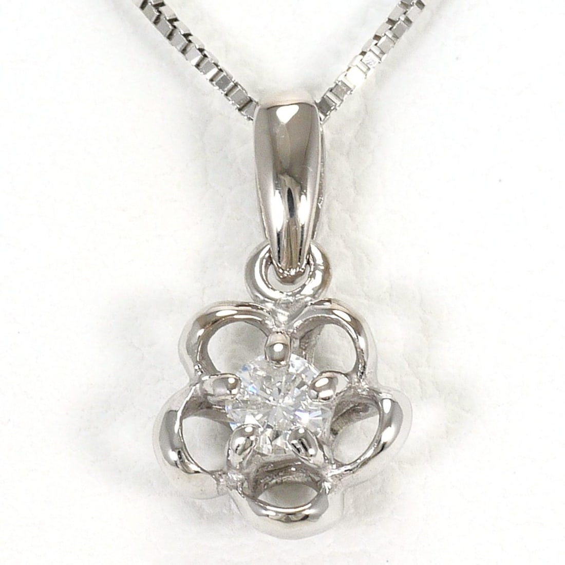 K14 14K WG White Gold Necklace with Diamond (carat weight not stamped), Total Weight 1.5g, 39cm,: --- Catalog ---Category: SizeWeight: 1.5g / 0.05oz.Pendant Size: 12mm x 7mm / 0.47'' x 0.27''Neck Circumference: 39 cm / 15.35''Category: DesignColor: White goldMetal: White GoldStone: DiamondGender: 