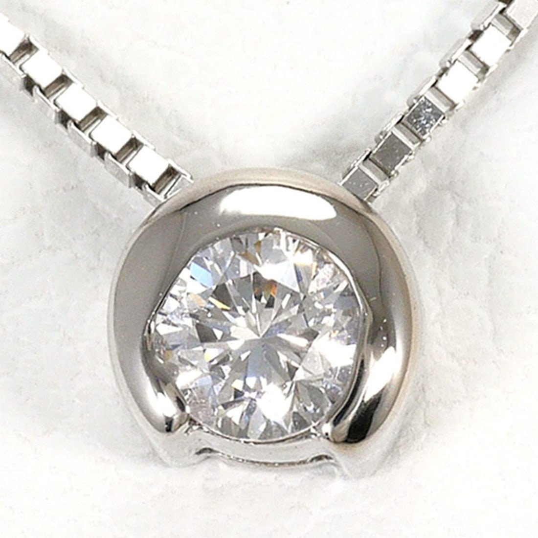 K14 14K WG White Gold Necklace with 0.18ct Diamond, Total Weight 1.9g, 40cm, Jewelry: --- Catalog ---Category: SizeWeight: 1.9g / 0.06oz.Pendant Size: 5mm x 5mm / 0.19'' x 0.19''Neck Circumference: 40 cm / 15.74''Category: DesignColor: White goldMetal: White GoldStone: DiamondGender: W