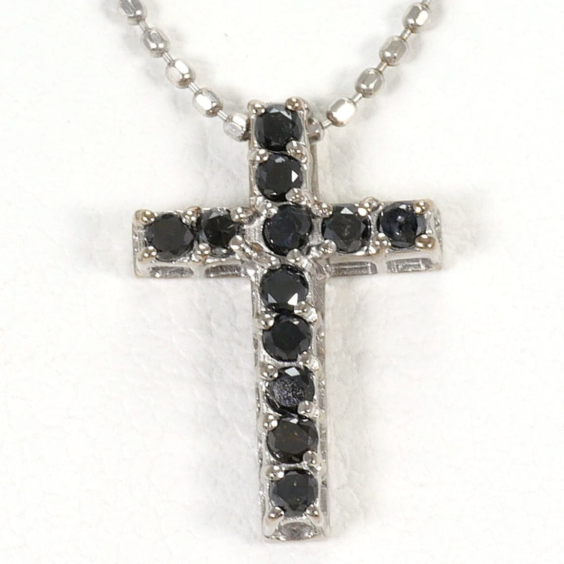 18K (18-karat white gold) necklace with 0.25ct black diamond and 0.10ct diamond. Total weight 2.5g. (1 of 10)