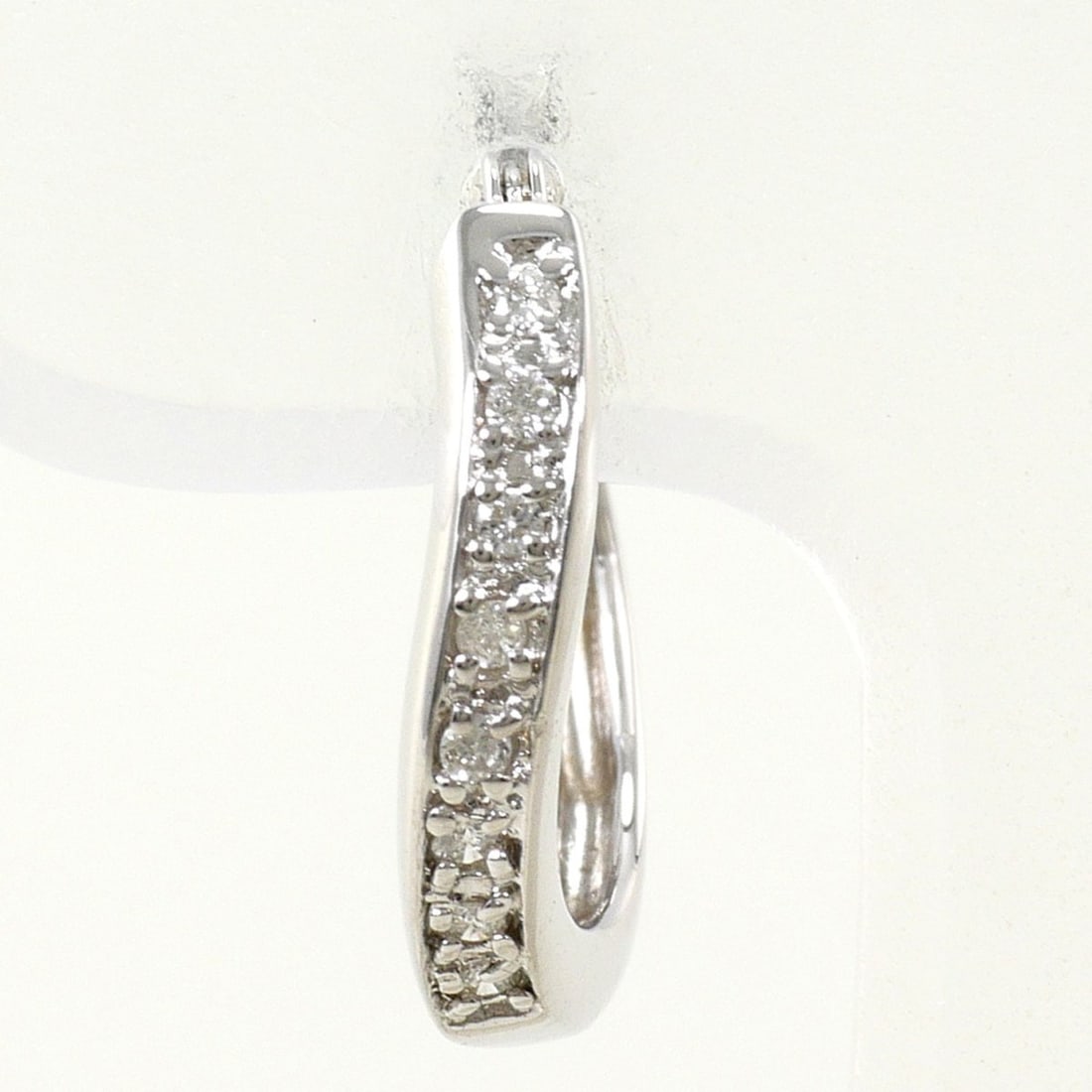 18K (18-karat white gold) single earring with 0.05ct diamond, total weight 1.5g. Jewelry.: --- Catalog ---Category: SizeWeight: 1.5g / 0.05oz.Category: DesignType: Hoop earringsColor: White goldMetal: White GoldStone: DiamondGender: WomenMaterial: White gold (18K)Metal Purity: 18KWeight (ct