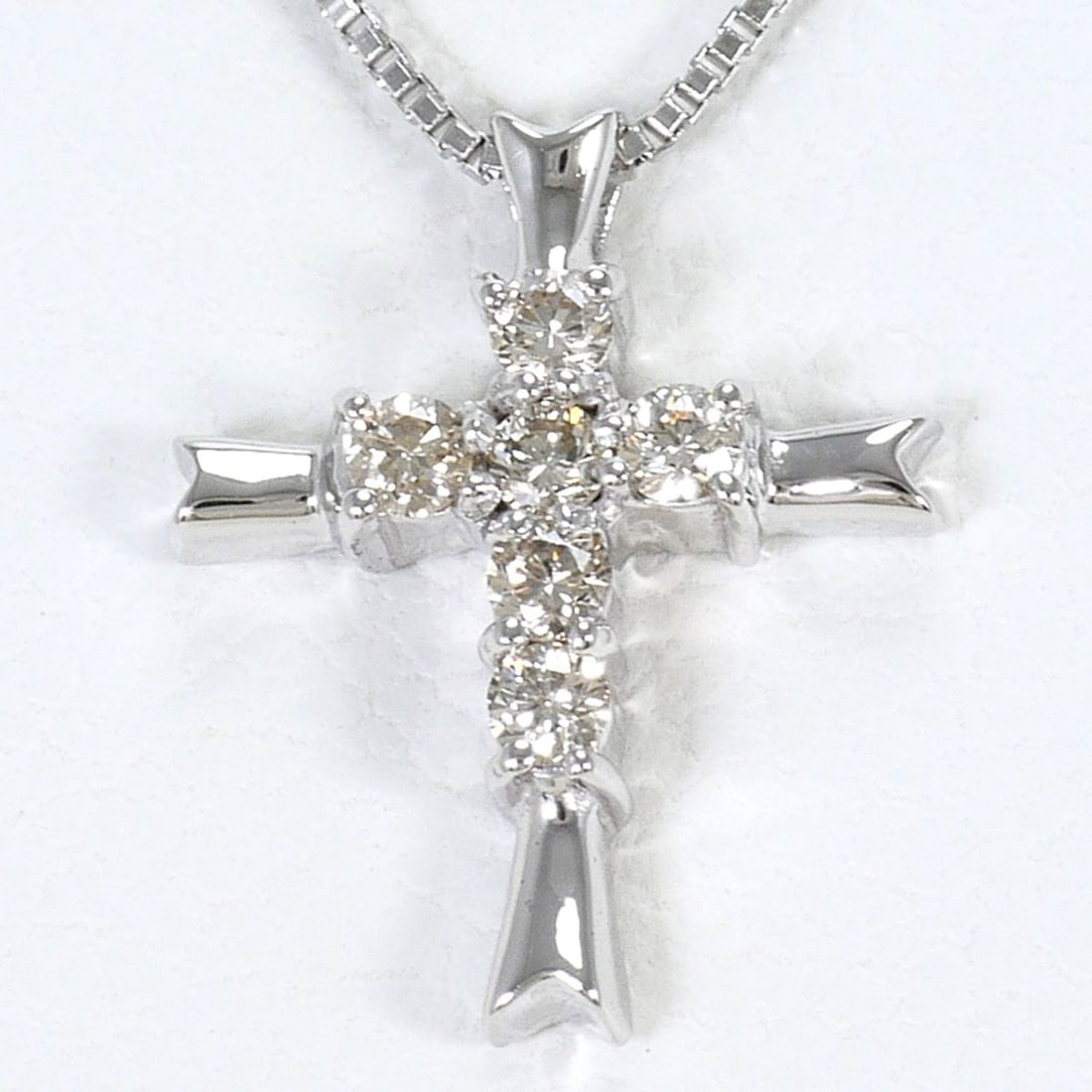 18K (18-karat white gold) necklace with 0.09ct diamond, total weight 1.6g, 40cm length, jewelry.: --- Catalog ---Category: SizeWeight: 1.6g / 0.05oz.Pendant Size: 11mm x 10mm / 0.43'' x 0.39''Neck Circumference: 40 cm / 15.74''Category: DesignColor: White goldMetal: White GoldStone: DiamondGender: