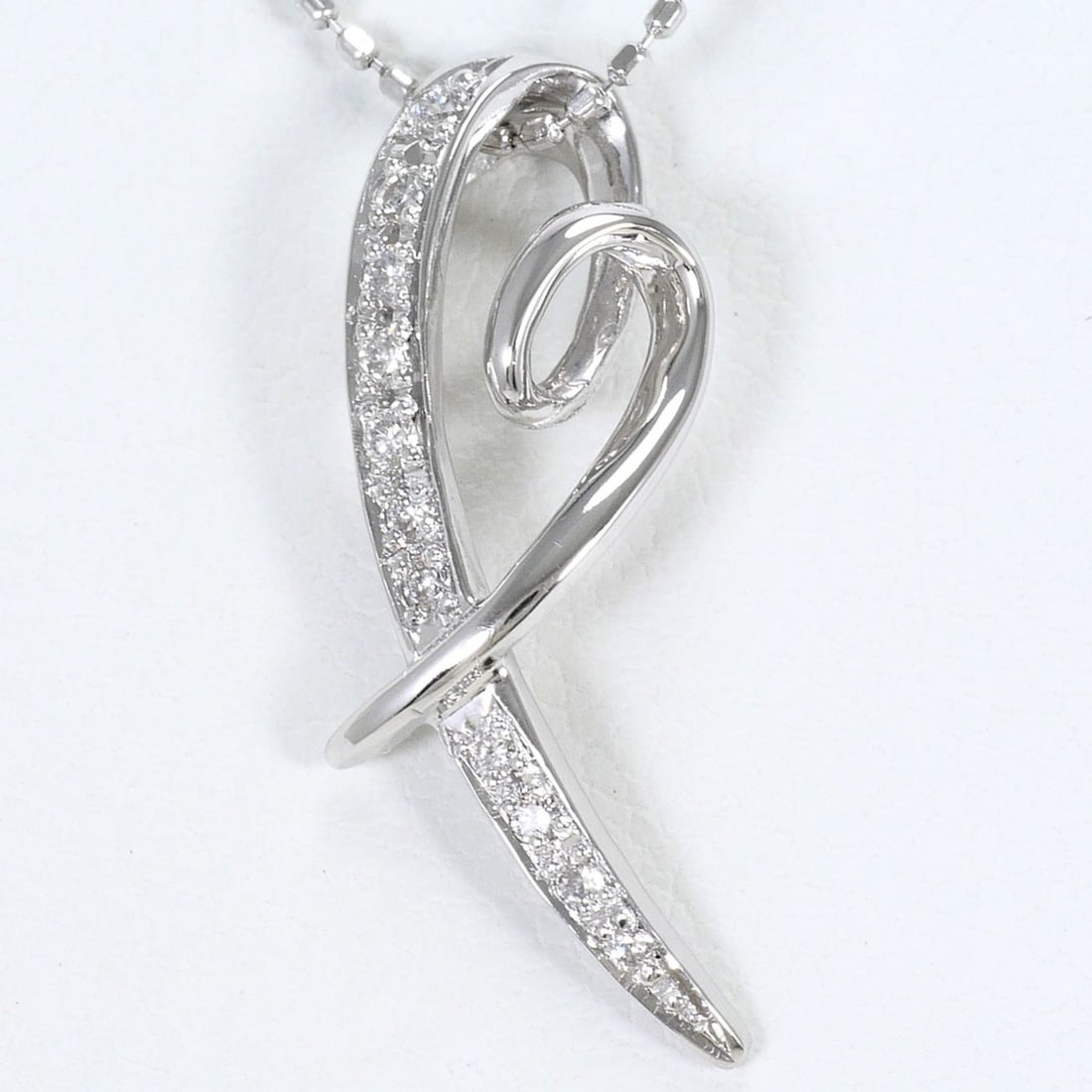 18K (18-karat white gold) necklace with 0.10ct diamond, total weight 2.6g, 40cm length, jewelry.: --- Catalog ---Category: SizeWeight: 2.6g / 0.09oz.Pendant Size: 23mm x 8mm / 0.9'' x 0.31''Neck Circumference: 40 cm / 15.74''Category: DesignColor: White goldMetal: White GoldStone: DiamondGender: W