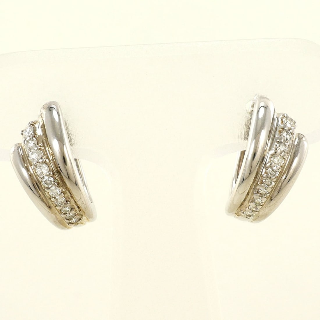 18K (18-karat white gold) earrings with 0.13ct diamonds, card design, total weight 4.8g, jewelry.: --- Catalog ---Category: SizeWeight: 4.8g / 0.16oz.Category: DesignType: Clip earringsColor: White goldMetal: White GoldStone: DiamondGender: WomenMaterial: White gold (18K)Metal Purity: 18KWeight (ct