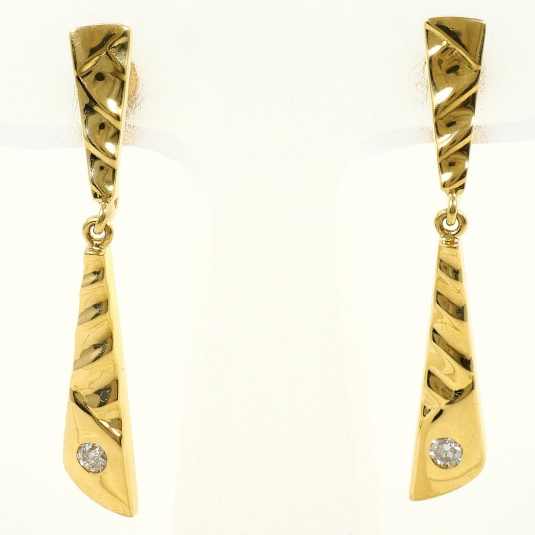 18K (18-karat) Yellow Gold Earrings with 0.05cc Diamonds, Card Design, Total Weight 5.2g, Jewelry: --- Catalog ---Category: SizeWeight: 5.2g / 0.18oz.Category: DesignType: Clip earringsColor: Yellow goldMetal: GoldStone: DiamondGender: WomenMaterial: Yellow gold (18K)Metal Purity: 18KCategory: Gene
