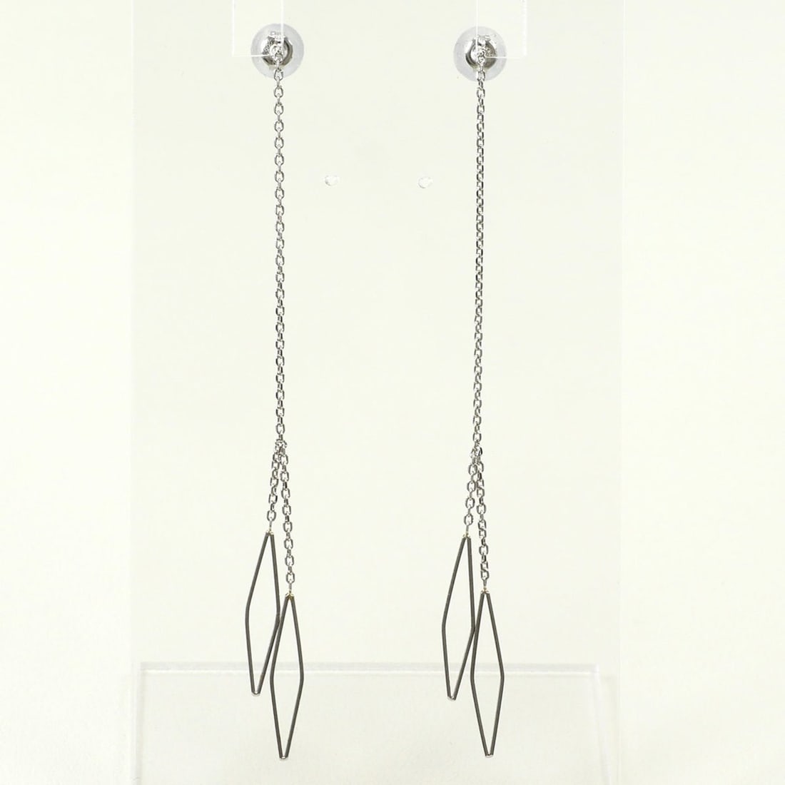 PT900 Platinum and PT850 Earrings, Total Weight 1.1g, Jewelry: --- Catalog ---Category: SizeWeight: 1.1g / 0.03oz.Category: DesignType: Drop earringsColor: PlatinumMetal: PlatinumGender: WomenMaterial: Platinum 850, Platinum 900Category: GeneralBrand: Unbranded--