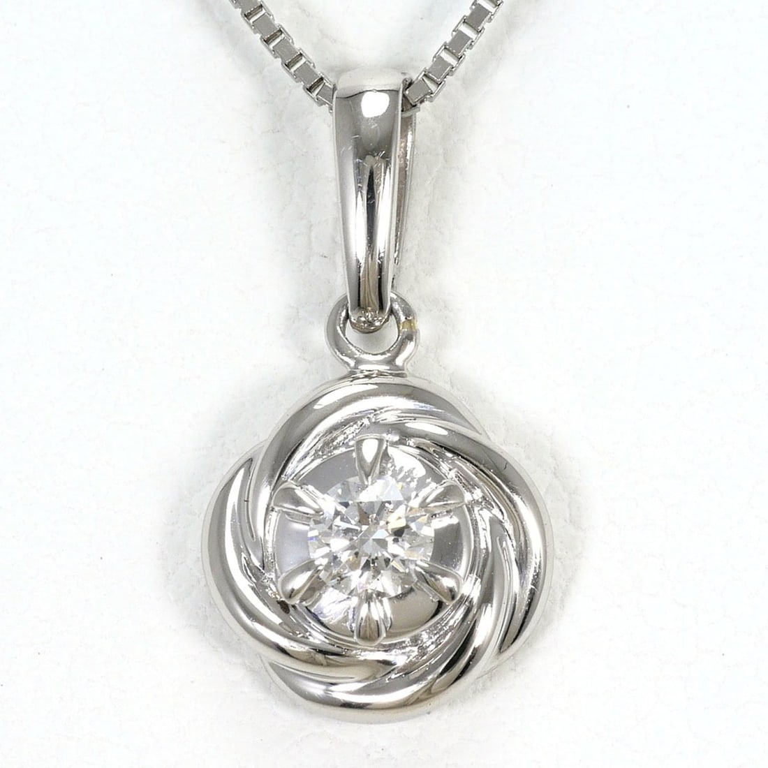 PT900 Platinum / PT850 Necklace with 0.12ct Diamond, Total Weight 3.5g, 40cm Length, Jewelry: --- Catalog ---Category: SizeWeight: 3.5g / 0.12oz.Pendant Size: 17mm x 9mm / 0.66'' x 0.35''Neck Circumference: 40 cm / 15.74''Category: DesignColor: PlatinumMetal: PlatinumStone: DiamondGender: Wome