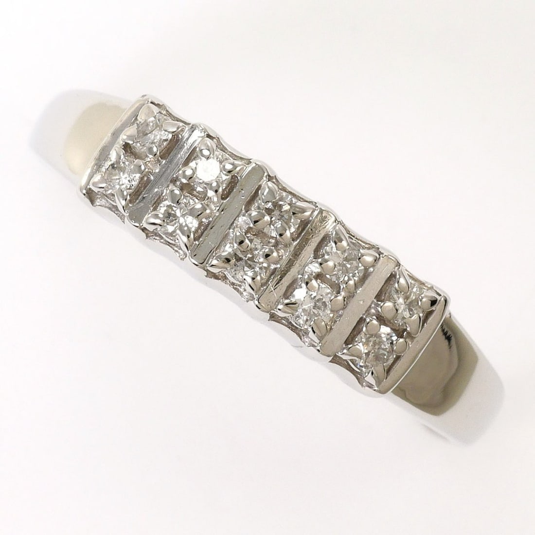 PT900 Platinum Ring, 1 Diamond (0.20ct), Total Weight 4.0g, Jewelry: --- Catalog ---Category: SizeWidth: 5mm / 0.2''Weight: 4g / 0.14oz.JP Size: 18US Size: 9Category: DesignType: Band ringColor: PlatinumMetal: PlatinumStone: DiamondGender: Women,MenMaterial: Platinum 9
